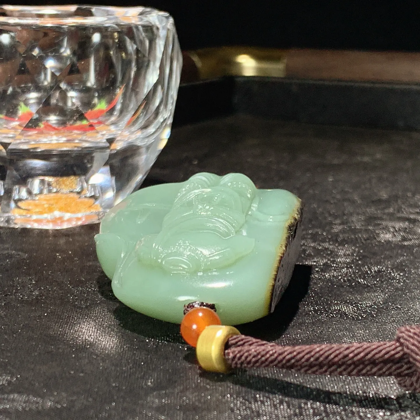 和田玉粉青黑皮碧玉籽料敦煌残影挂件。尺寸48/40/20重66克。玉质细腻油润。手推出油。佩戴高端典雅。lt251128