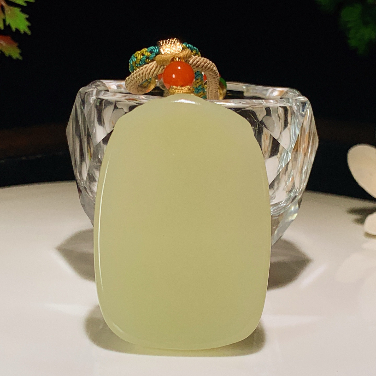 新疆若羌黄口料坐莲观音牌挂件。尺寸53/37/10重46.6克。玉质细腻油润。手推出油。佩戴高端典雅。lt251128