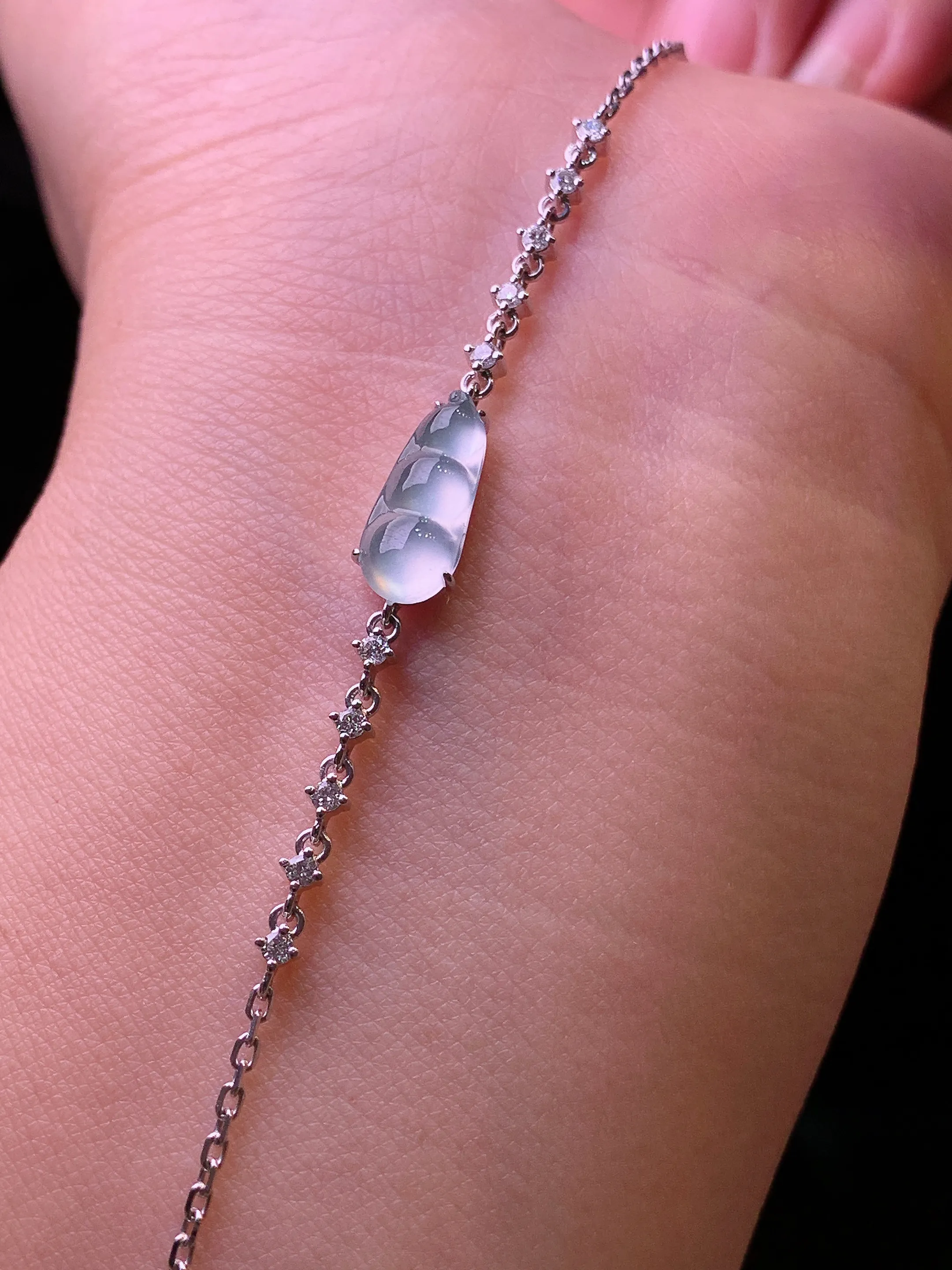 18k金钻镶嵌冰种四季豆手链 玉质细腻 色泽清新艳丽 裸石尺寸12*5.5*3