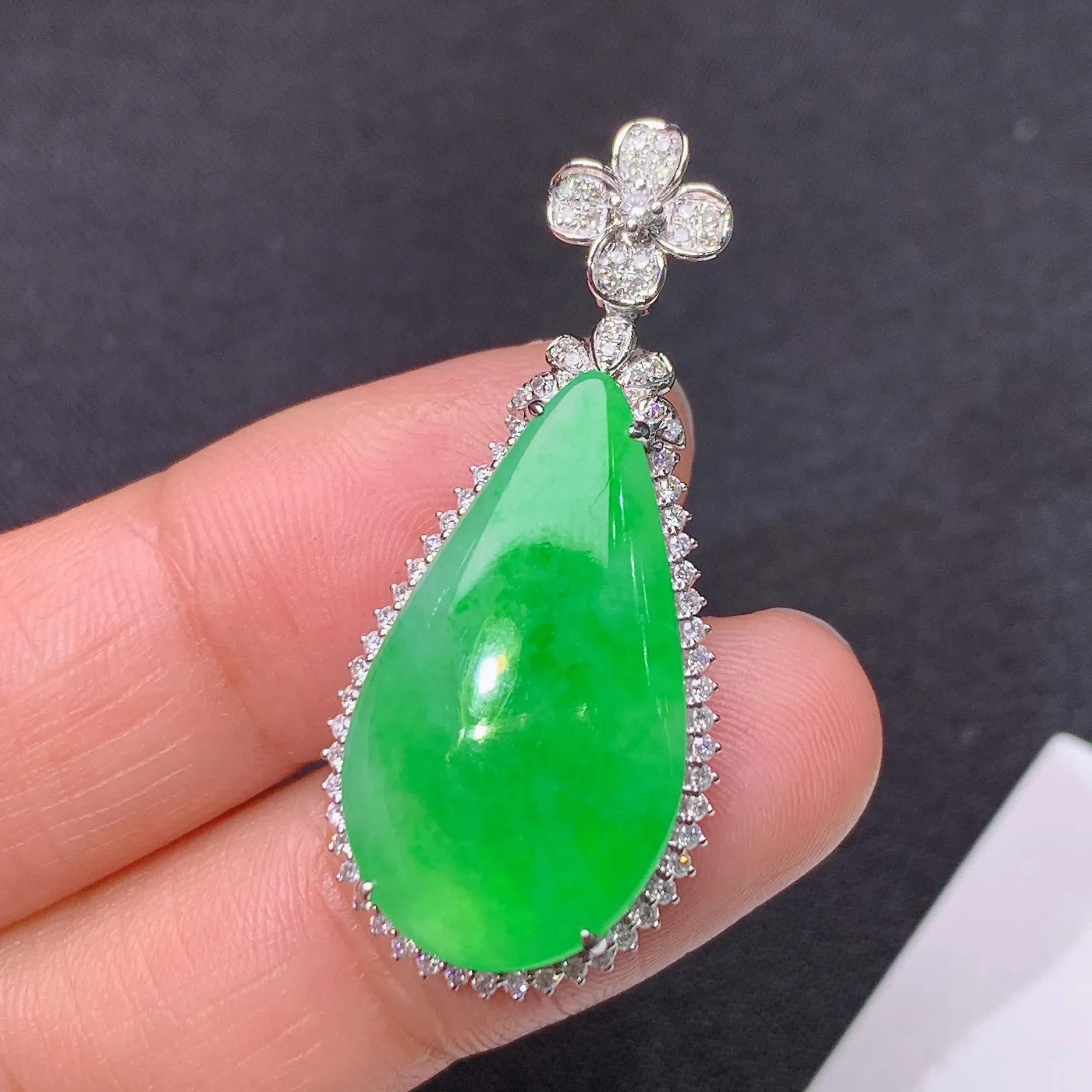 冰阳绿水滴吊坠，18k金镶嵌，色泽鲜阳，冰润细腻，种水足，整体尺寸36.6*16.3*6.5