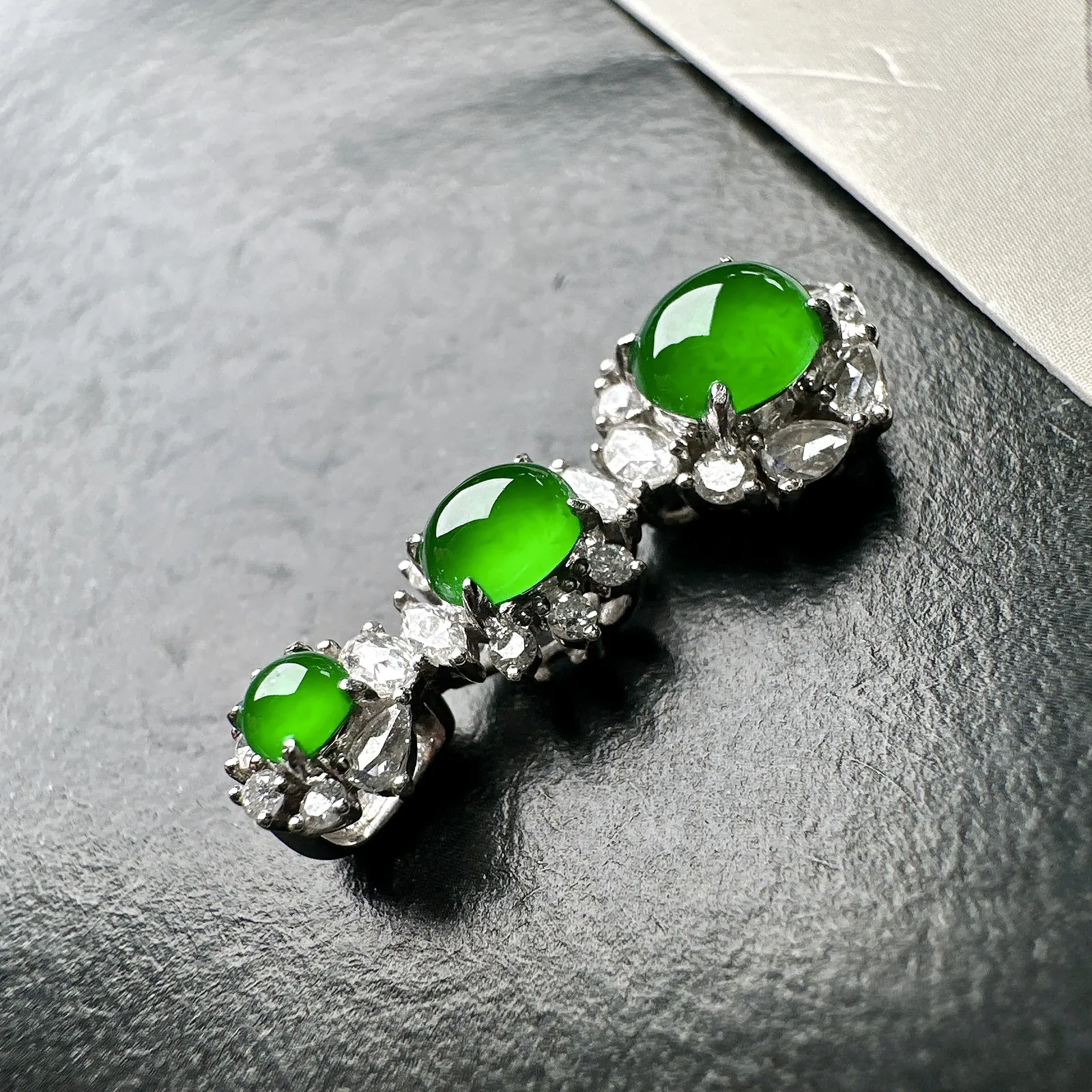 【冰绿蛋吊坠】三颗同料镶嵌款吊坠，质地细腻，种水上乘，通透闪亮，晶莹剔透。阳绿色泽，18K金钻精美镶嵌，裸石尺寸6.1*5.4*3毫米