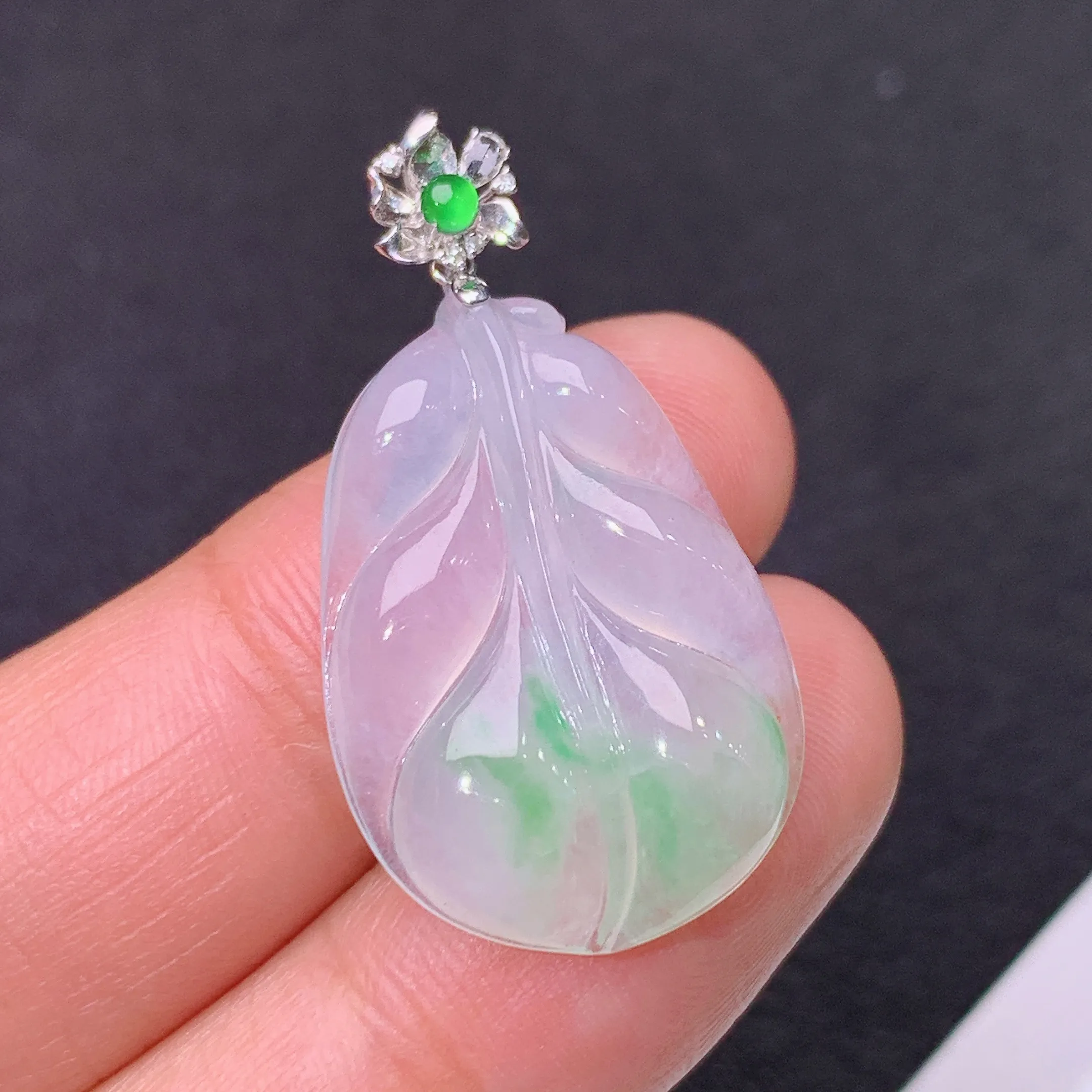冰飘绿树叶吊坠，18k金镶嵌，冰冰润润，玉质细腻，种水足，整体尺寸31.2*16.9*4.6