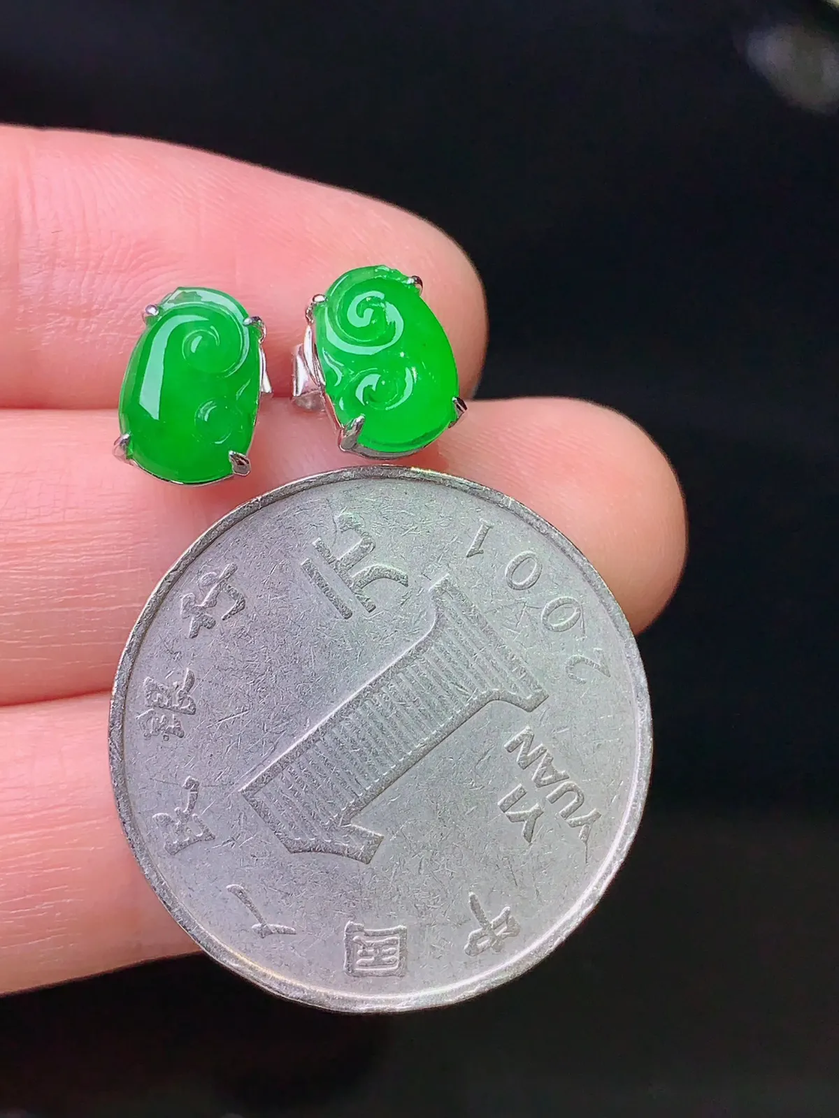 18k金镶嵌满绿如意耳钉 玉质细腻 色泽清新艳丽 整体尺寸8.8*6.2*4.2