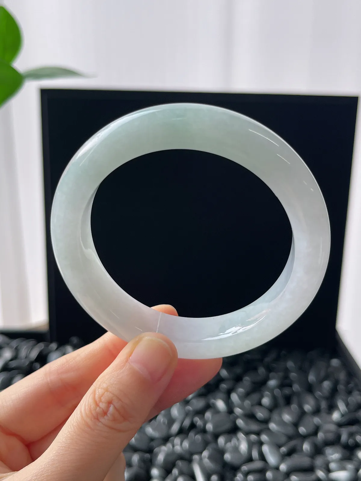 正圈55.8圈口，翡翠冰糯种淡绿色手镯