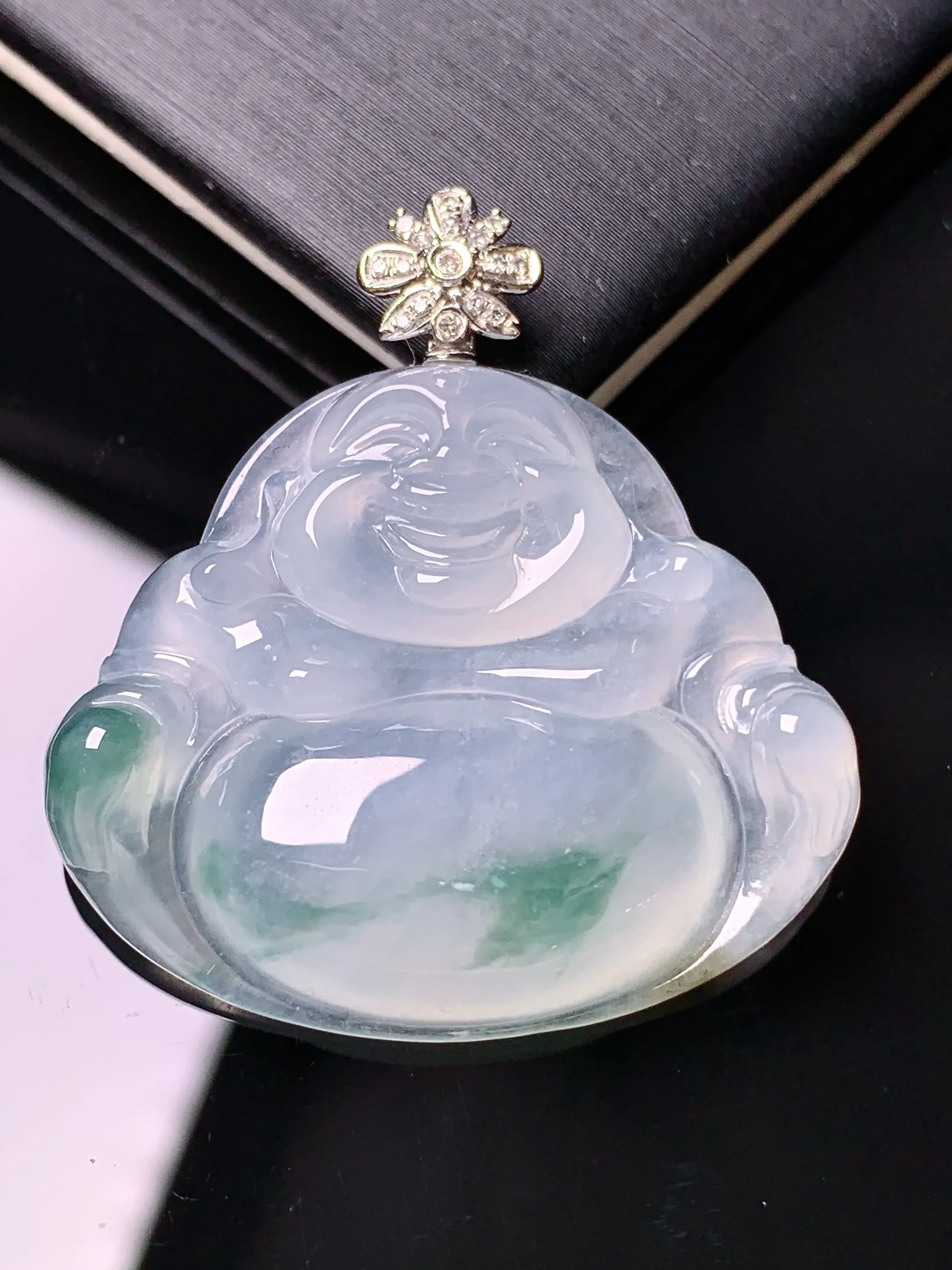18k金钻镶嵌冰种飘绿佛公吊坠 玉质细腻 色泽清新艳丽 整体尺寸35*32.5*6.2