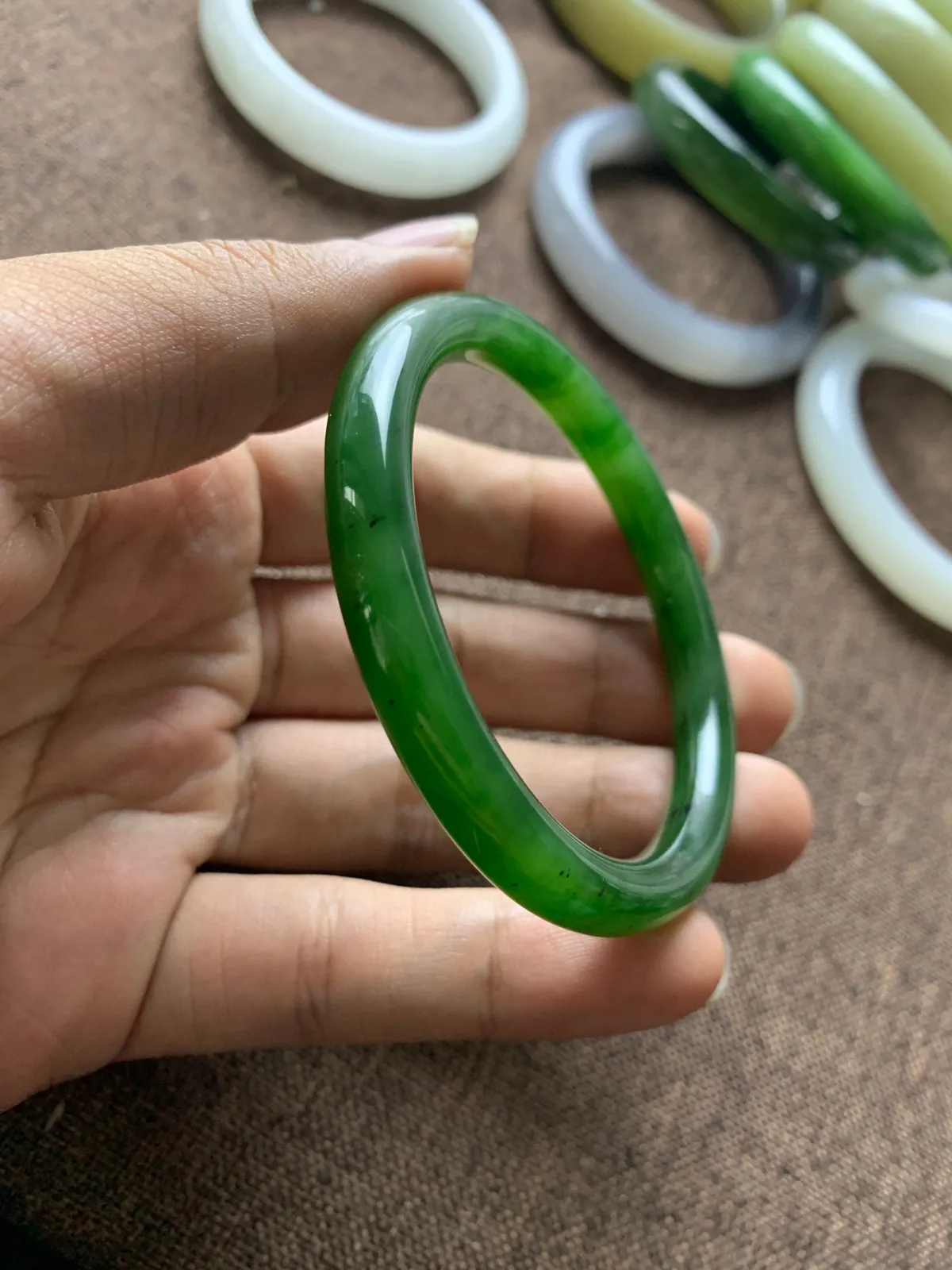 和田玉54.5圈口菠菜绿圆条手镯，品质牛