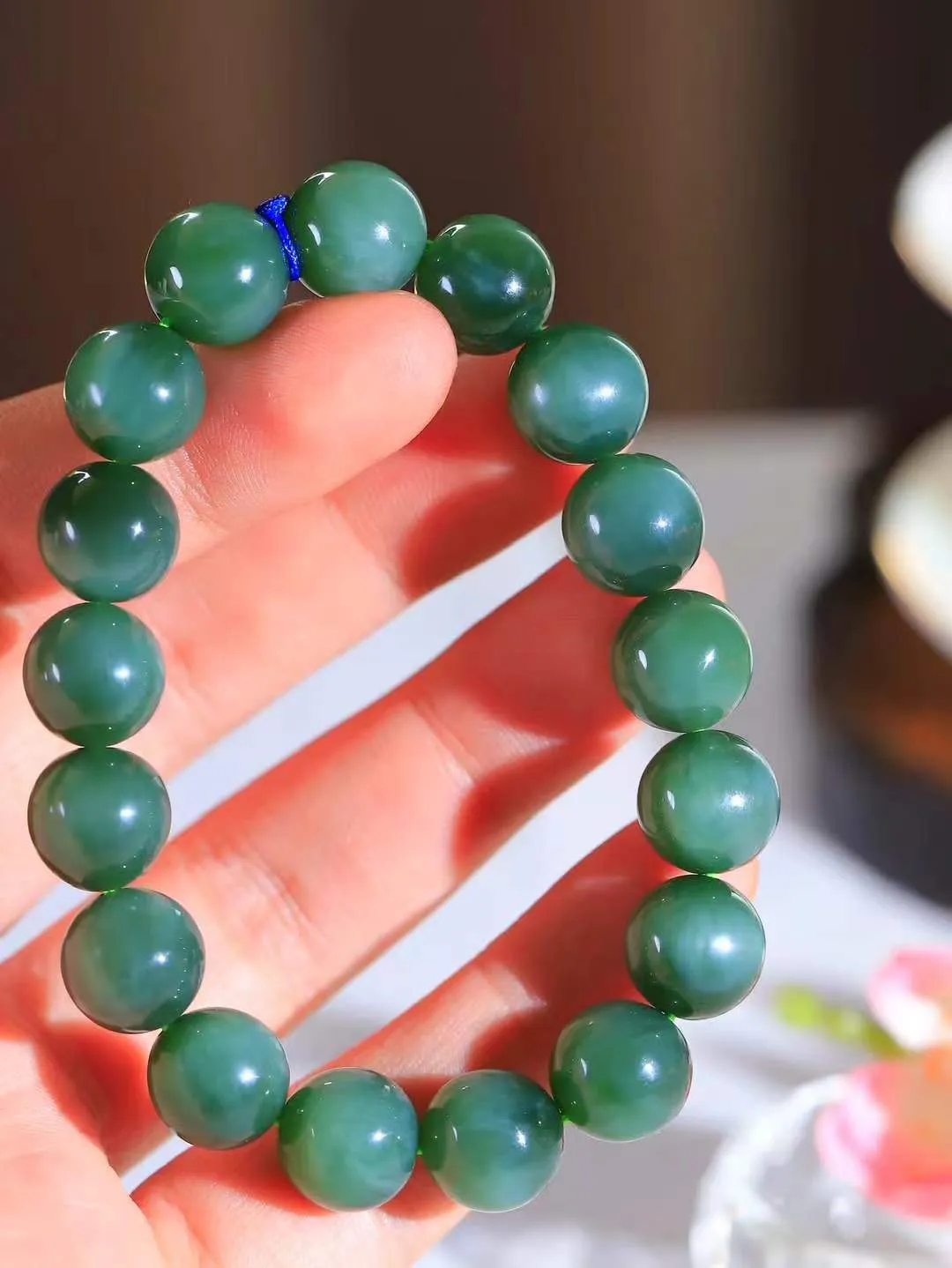 （猫眼手串）

精品和田玉碧玉猫眼圆珠手串 质地温润灵动 猫眼儿般的光中，有波光潋滟，也有梦幻清韵。行走于市井的喧嚣，相顾不言，便得清欢。重45.2克 尺寸取一11.9mmFDT-231173053