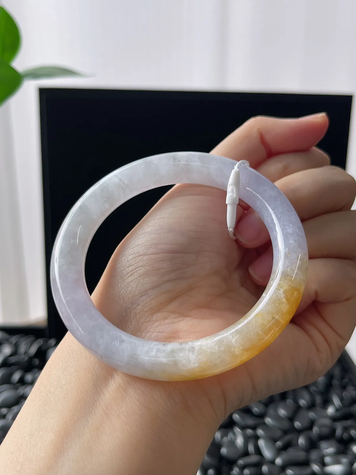 圆镯55.5圈口，翡翠糯化种黄色手镯