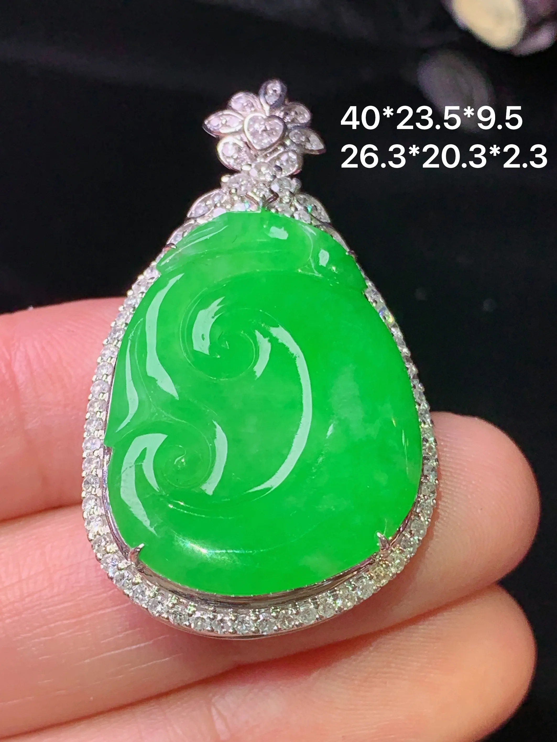 18k金钻镶嵌翠绿如意吊坠 玉质细腻 色泽清新艳丽 整体尺寸40*23.5*9.5