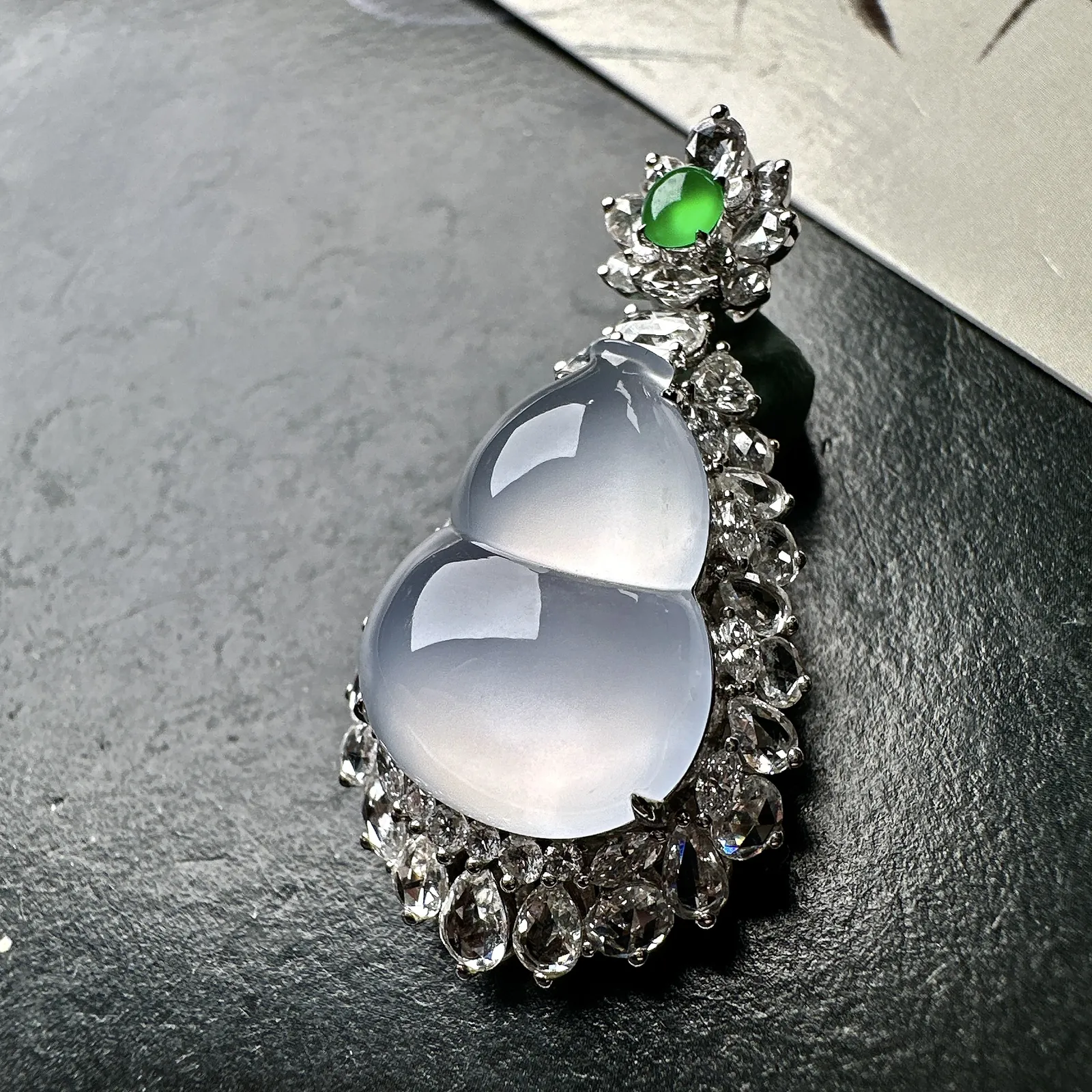 【冰种葫芦吊坠】质地细腻清爽，荧光感强烈，起刚光强烈，18K金钻镶嵌，裸石尺寸19.8*15.3*6.1毫米