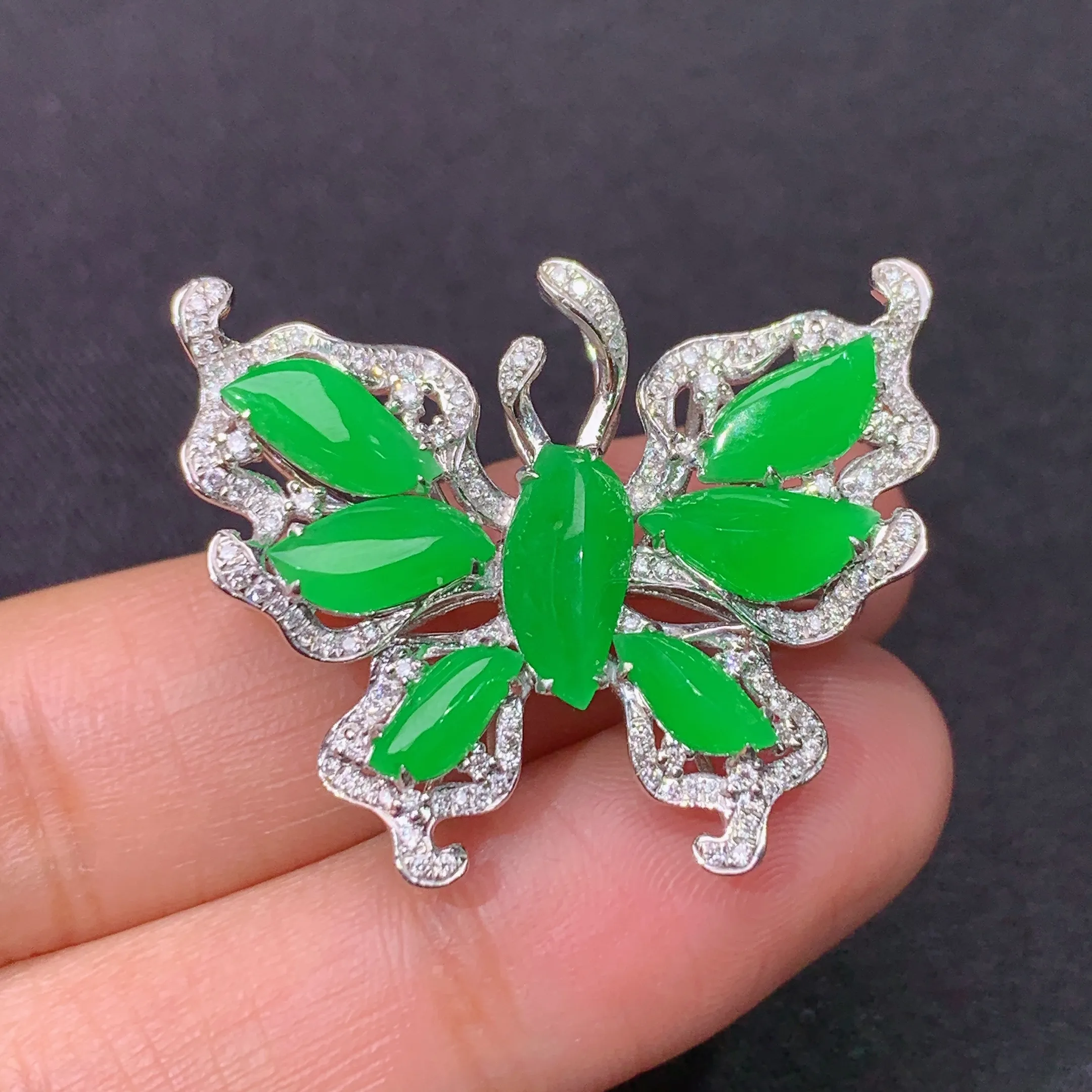 冰阳绿随形蝴蝶胸针，吊坠两用款，18k金镶嵌，款式新颖，冰润色阳，种水足，整体尺寸25.2*31*8.7