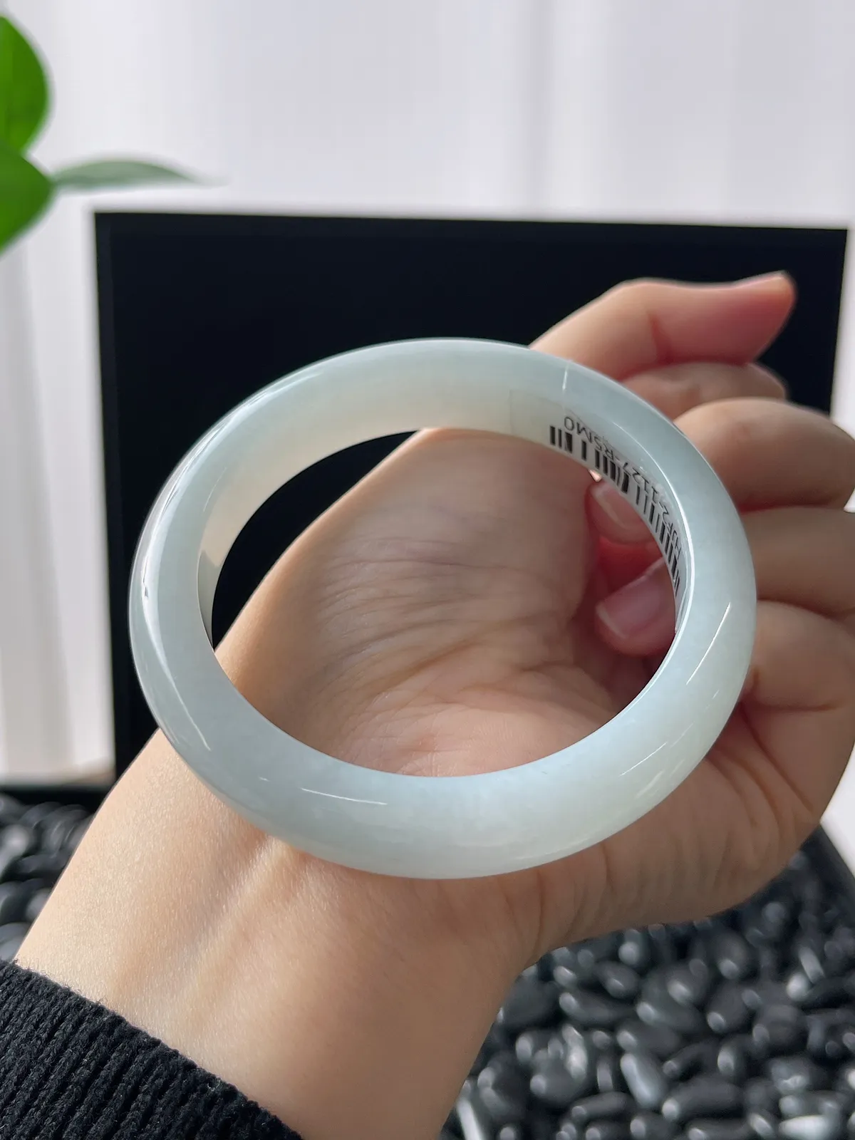 正圈56.4圈口，翡翠糯化种淡绿色手镯