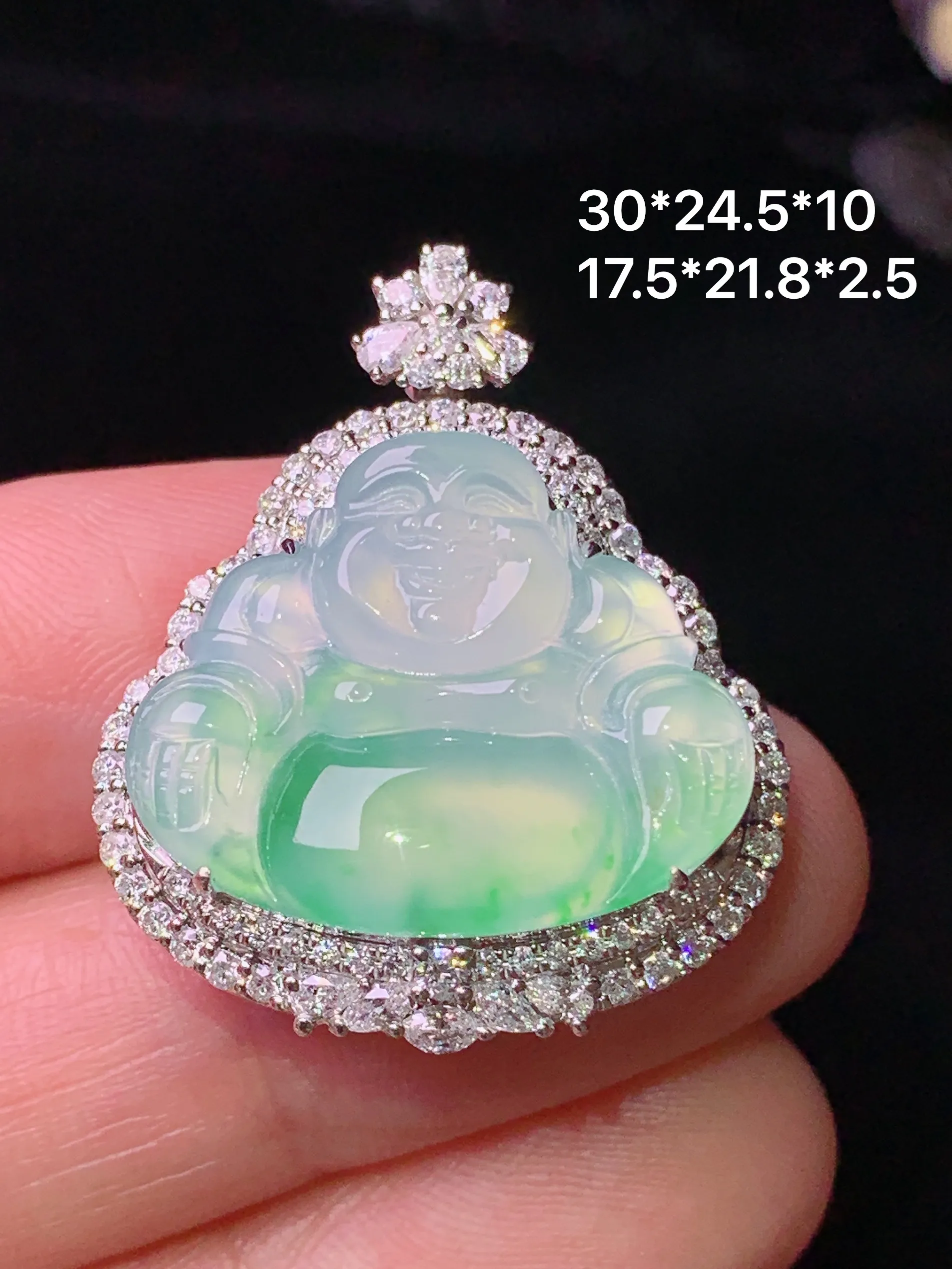 18k金钻镶嵌冰种飘绿佛公吊坠 玉质细腻 色泽清新艳丽 整体尺寸30*24.5*10