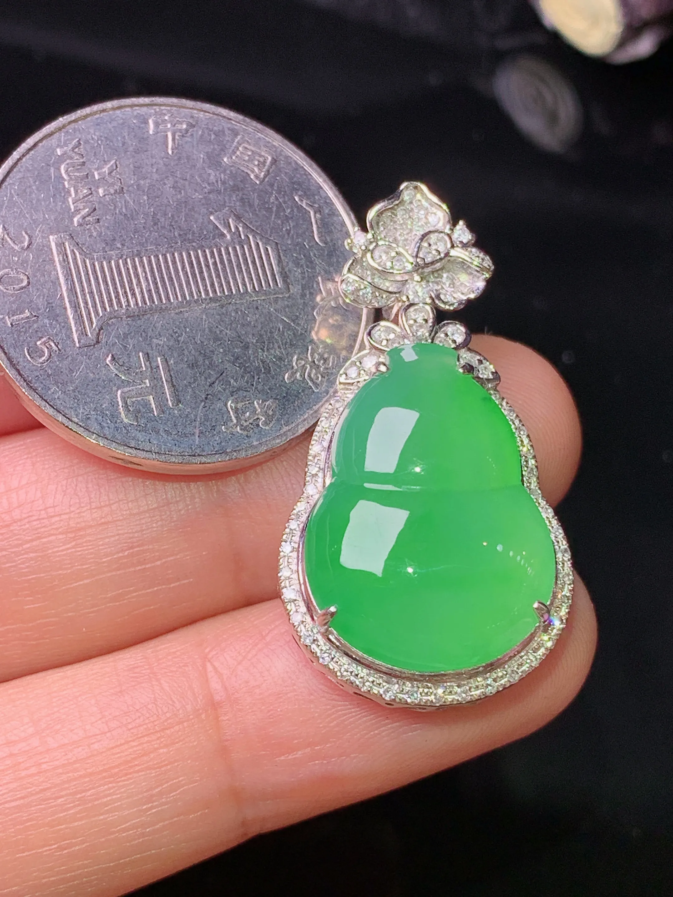 18k金钻镶嵌翠绿葫芦吊坠 玉质细腻 色泽清新艳丽 整体尺寸32.2*17.2*8.8