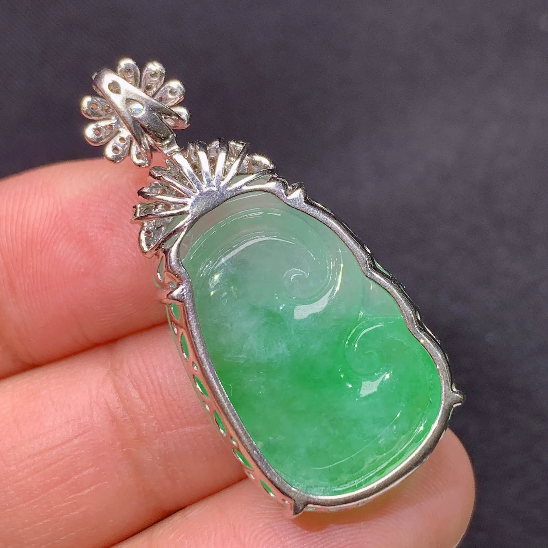 冰飘绿如意吊坠，18k金镶嵌，冰润色阳，玉质细腻，种水足，整体尺寸35.1*16.4*7.9