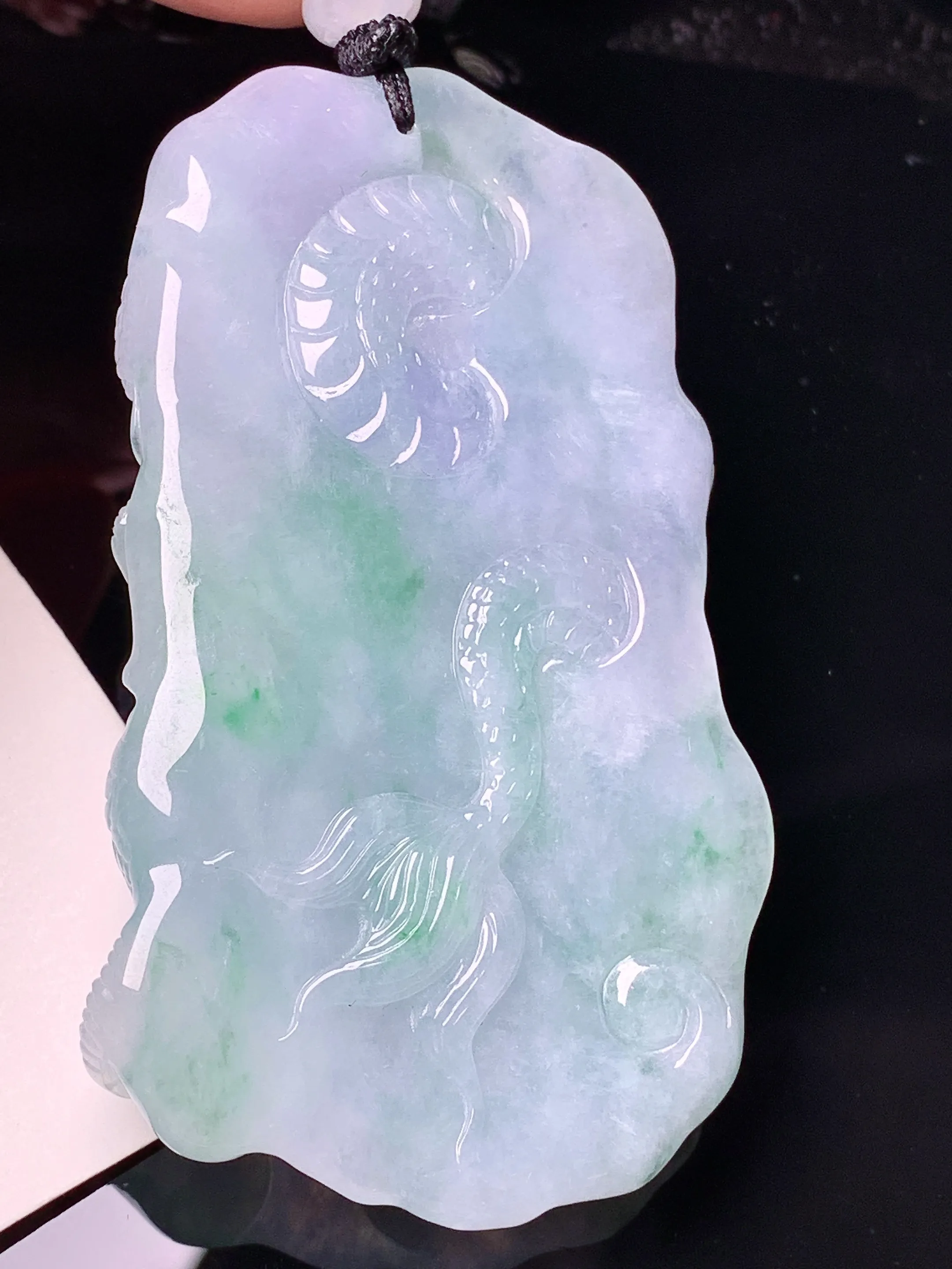 飘绿龙牌吊坠 玉质细腻 色泽艳丽清新 整体尺寸72.7*41*11.8