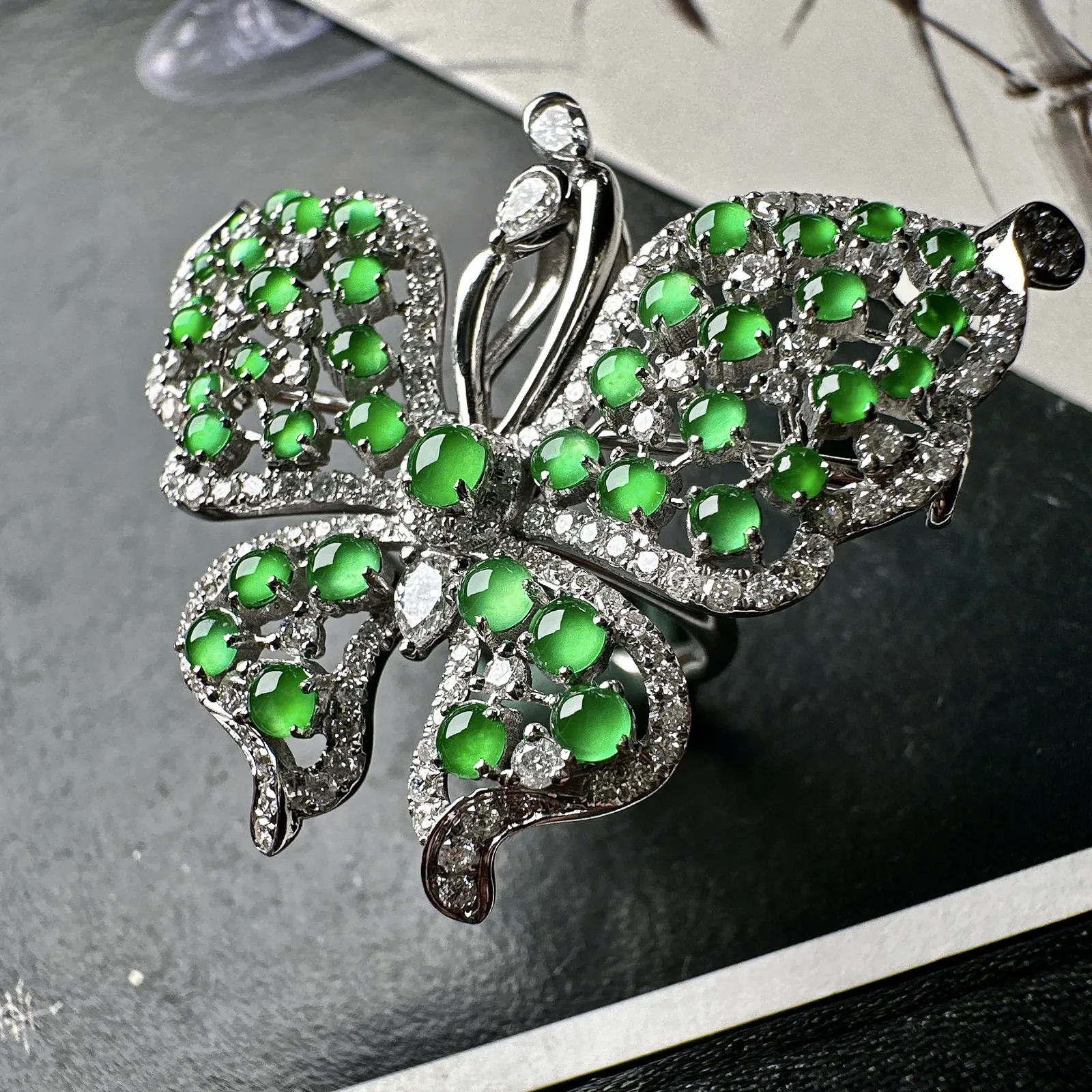 【冰种满绿蛋面镶嵌蝴蝶】镶嵌吊坠、胸针、戒指多用款，款式新颖，种水色俱全，冰透闪亮，通透感饱满度很好，18k金钻镶嵌，裸石尺寸3.1*2.8*2.6毫米