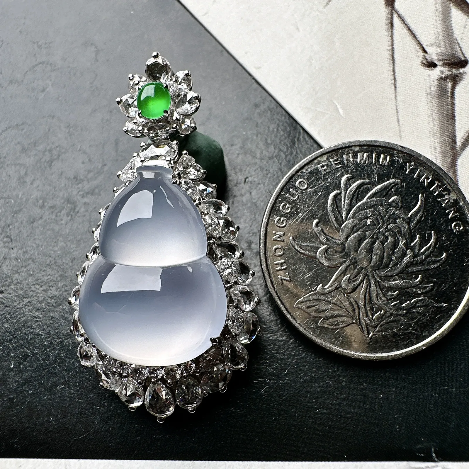 【冰种葫芦吊坠】质地细腻清爽，荧光感强烈，起刚光强烈，18K金钻镶嵌，裸石尺寸19.8*15.3*6.1毫米