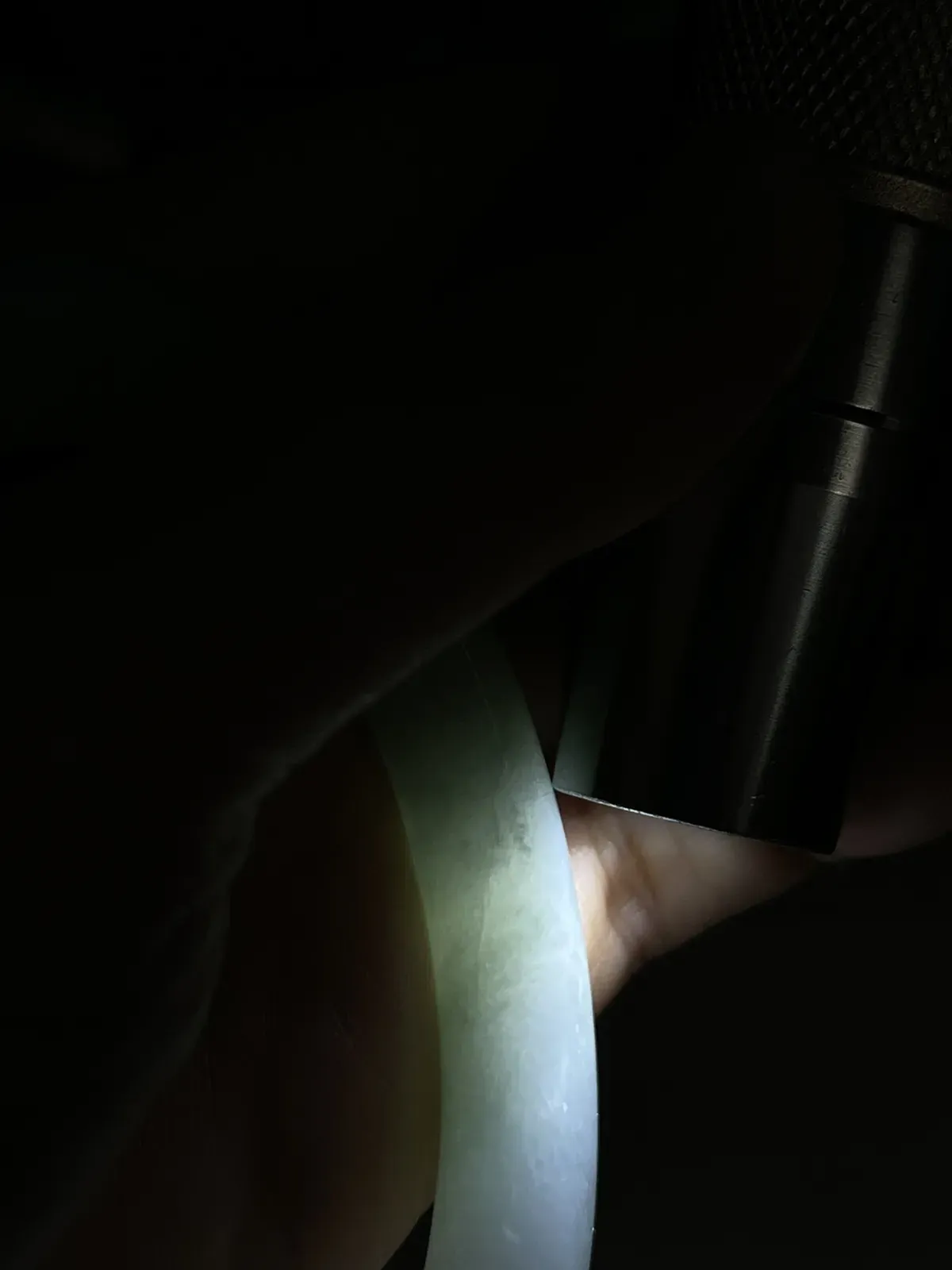 圆镯55圈口，翡翠糯化种浅绿色手镯