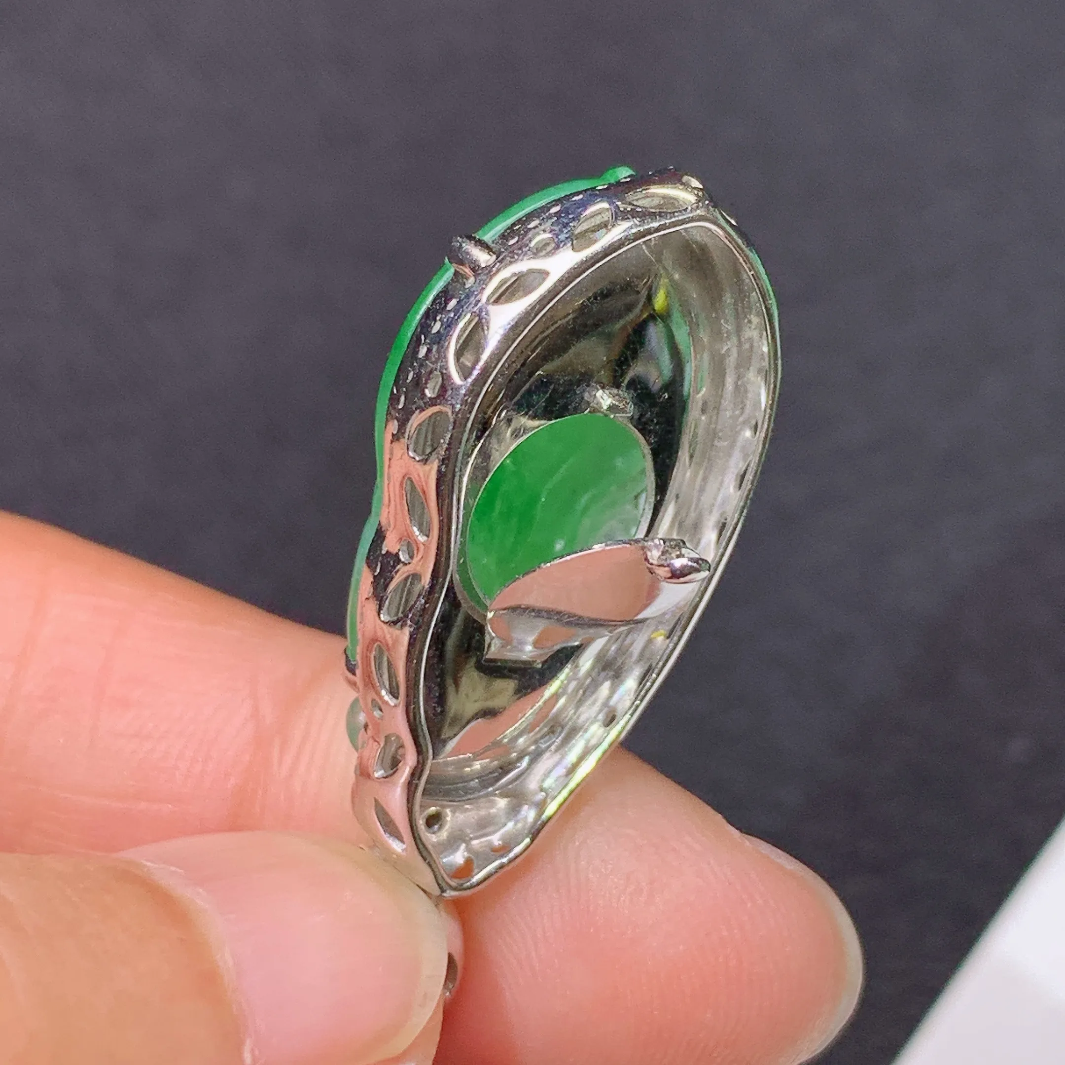 冰阳绿葫芦吊坠，18k金镶嵌，冰润色阳，玉质细腻，种水足，整体尺寸33.9*14.4*7.1