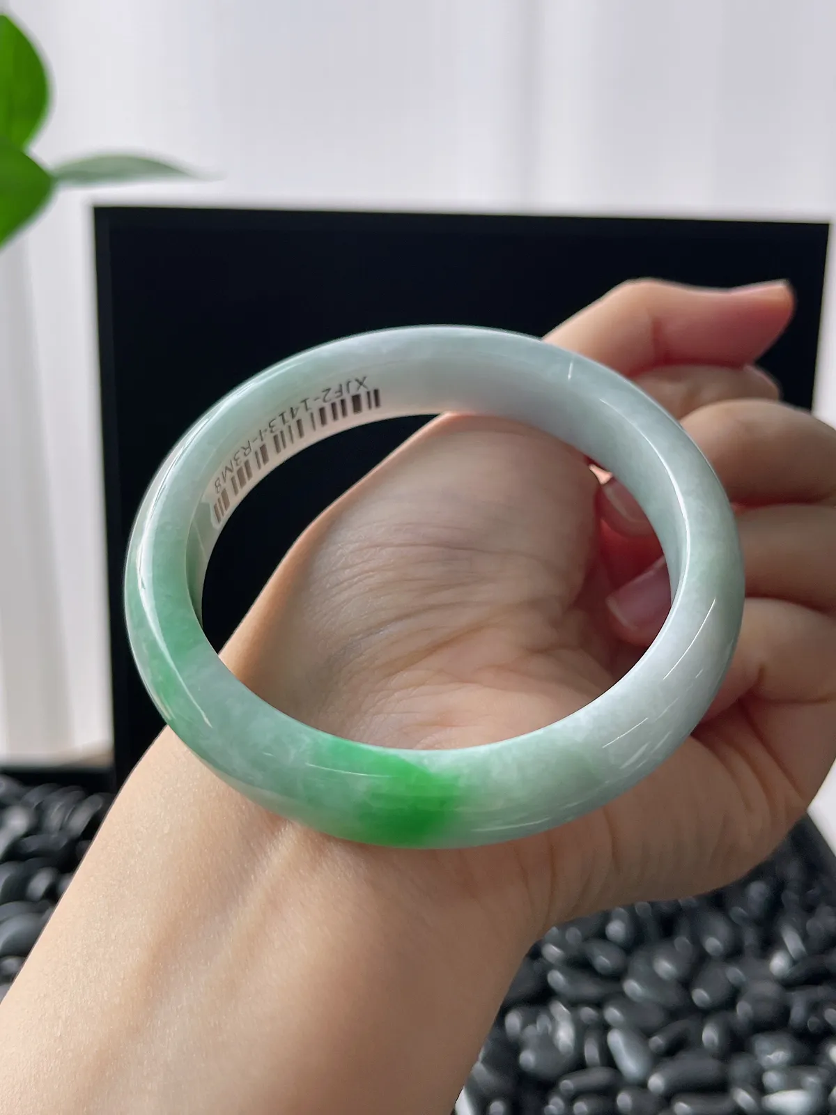 正圈59.7圈口，翡翠糯化种飘绿手镯