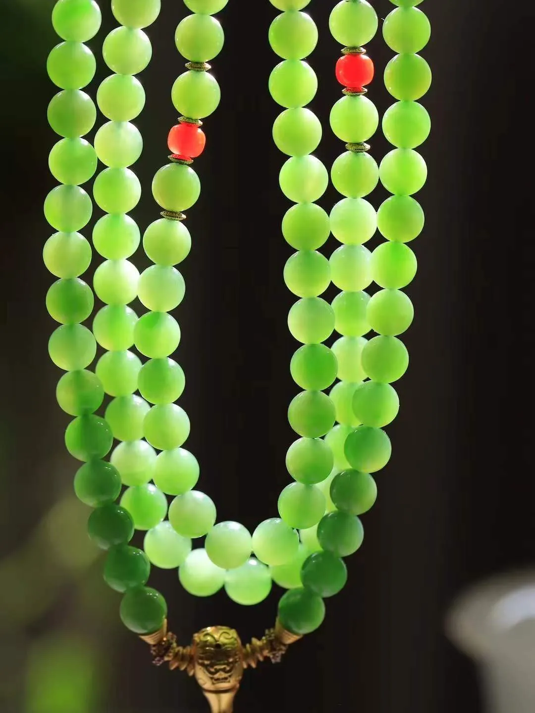 【链.108】

精品️和田玉碧玉圆珠108挂链 玉质温润细腻 油性十足 佩戴舒适。珠珠落玉盘，间关莺语花底滑，一生美好时光，无论身在何处，都有它相伴相守。事事顺遂，幸福美满，吉祥如意。重108.5克 尺寸取一8.1mm FDT-781103093