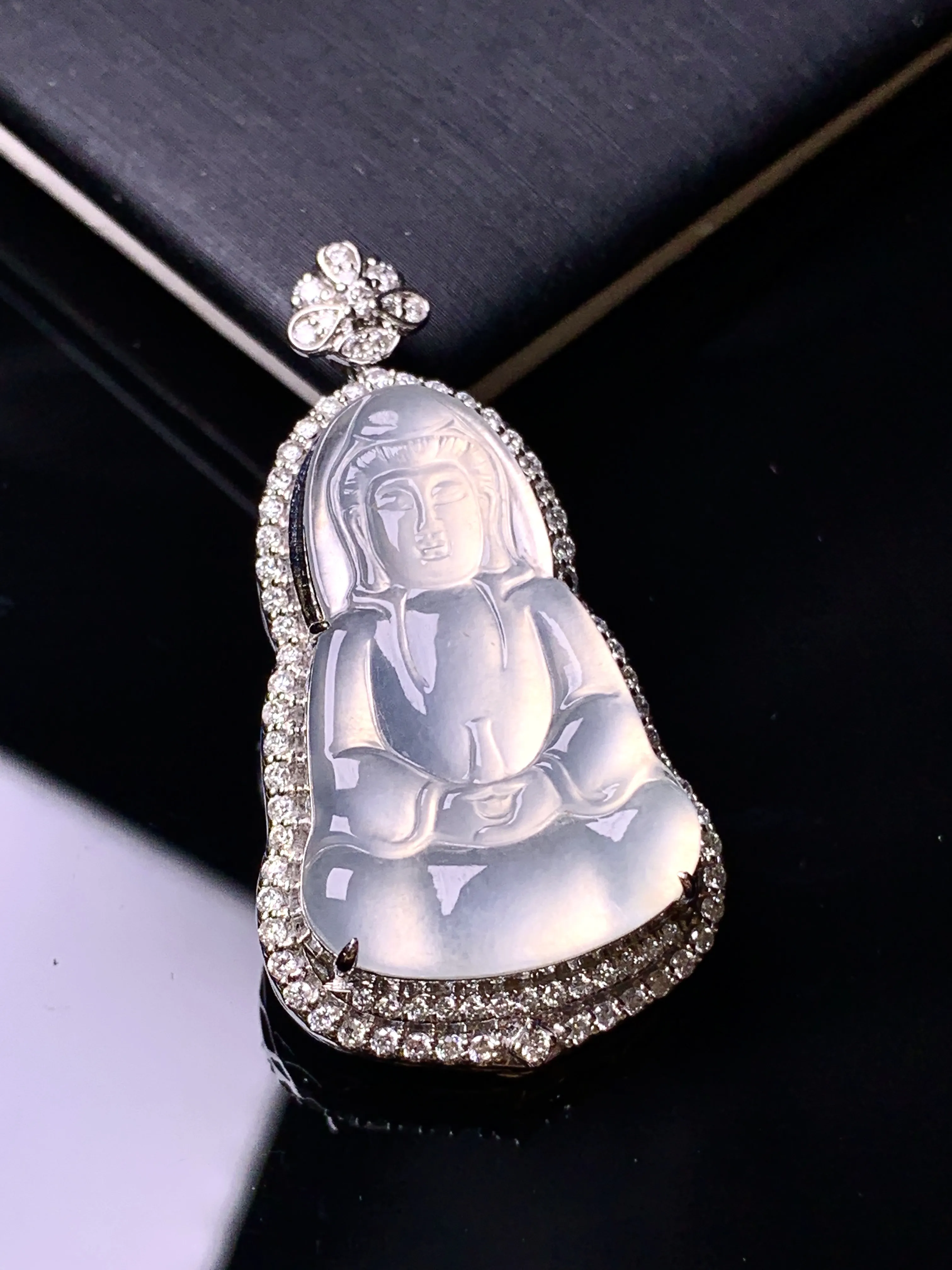 18k金钻镶嵌冰种观音菩萨吊坠 玉质细腻 色泽清新艳丽 整体尺寸38.2*20*9.8