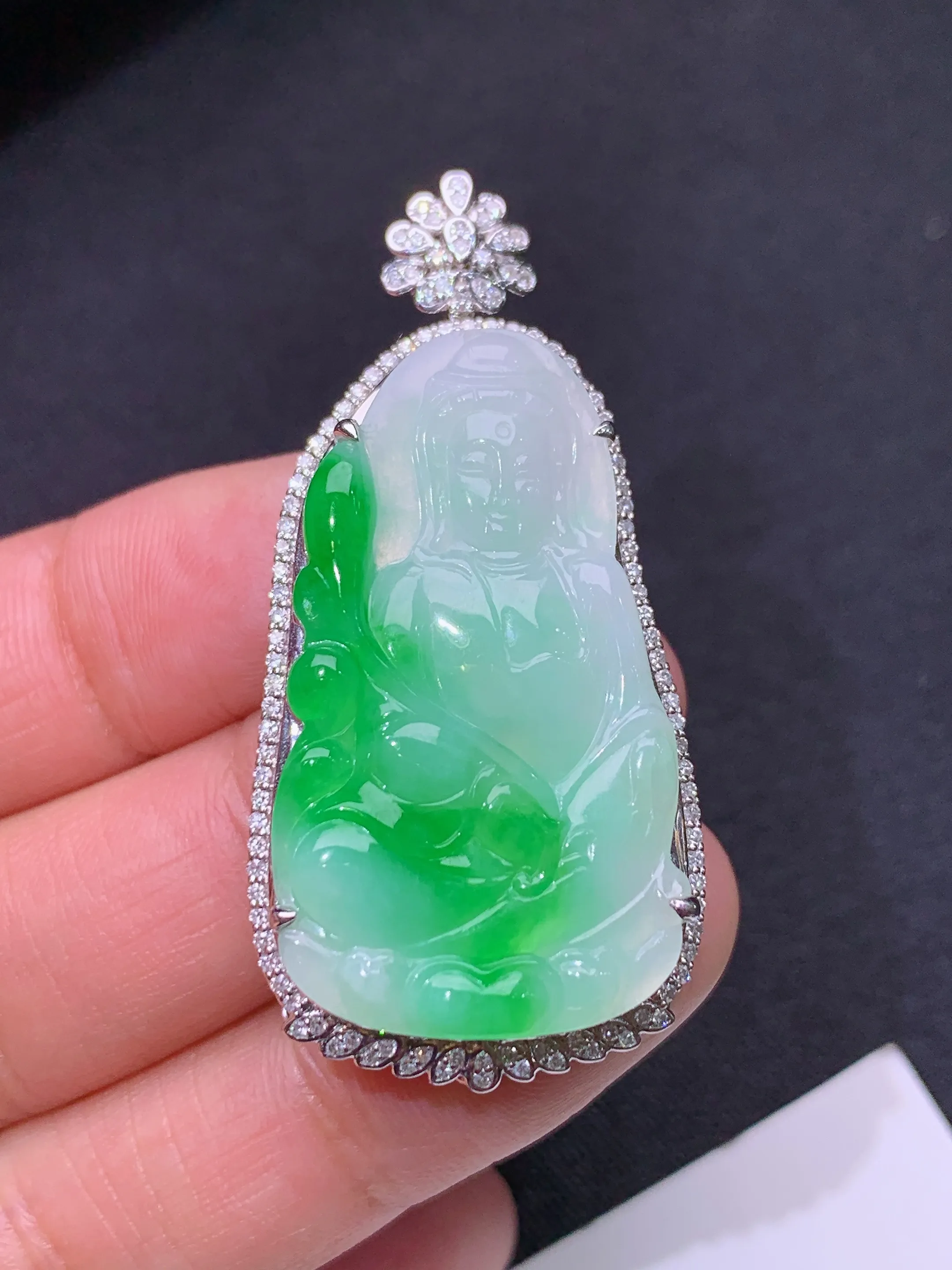 冰飘绿观音吊坠，18k金镶嵌，冰润色阳，玉质细腻，种水足，整体尺寸46.9*22.7*8.3