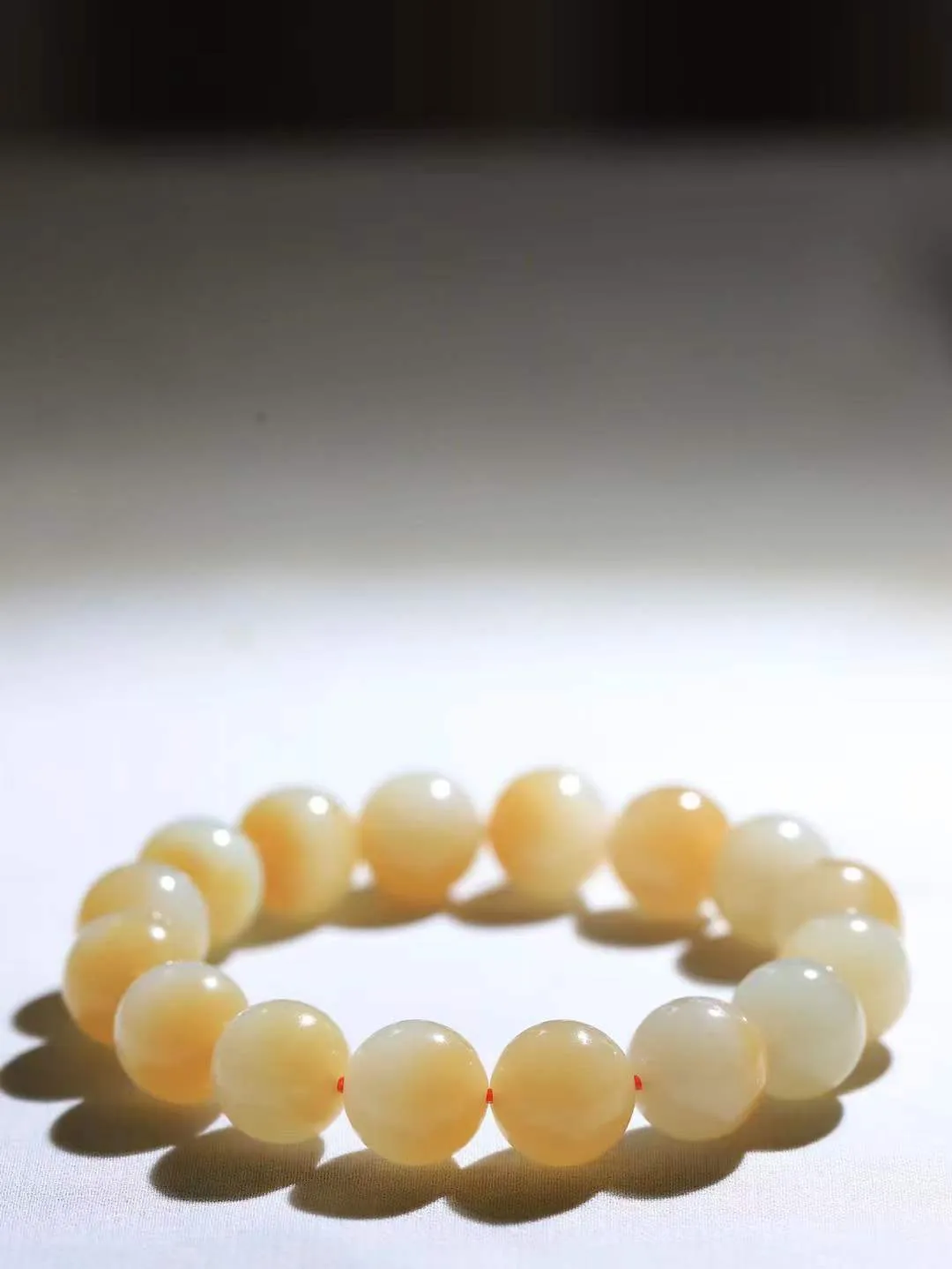 【珠圆玉润.手串】

精品和田玉糖白玉珠圆玉润手串 玉质温润细腻  整串打磨圆润，佩戴舒适。珠珠落玉盘，间关莺语花底滑，一生美好时光，无论身在何处，都有它相伴相守。事事顺遂，幸福美满，吉祥如意。重42.6克 尺寸取一12mm FDT-161103013