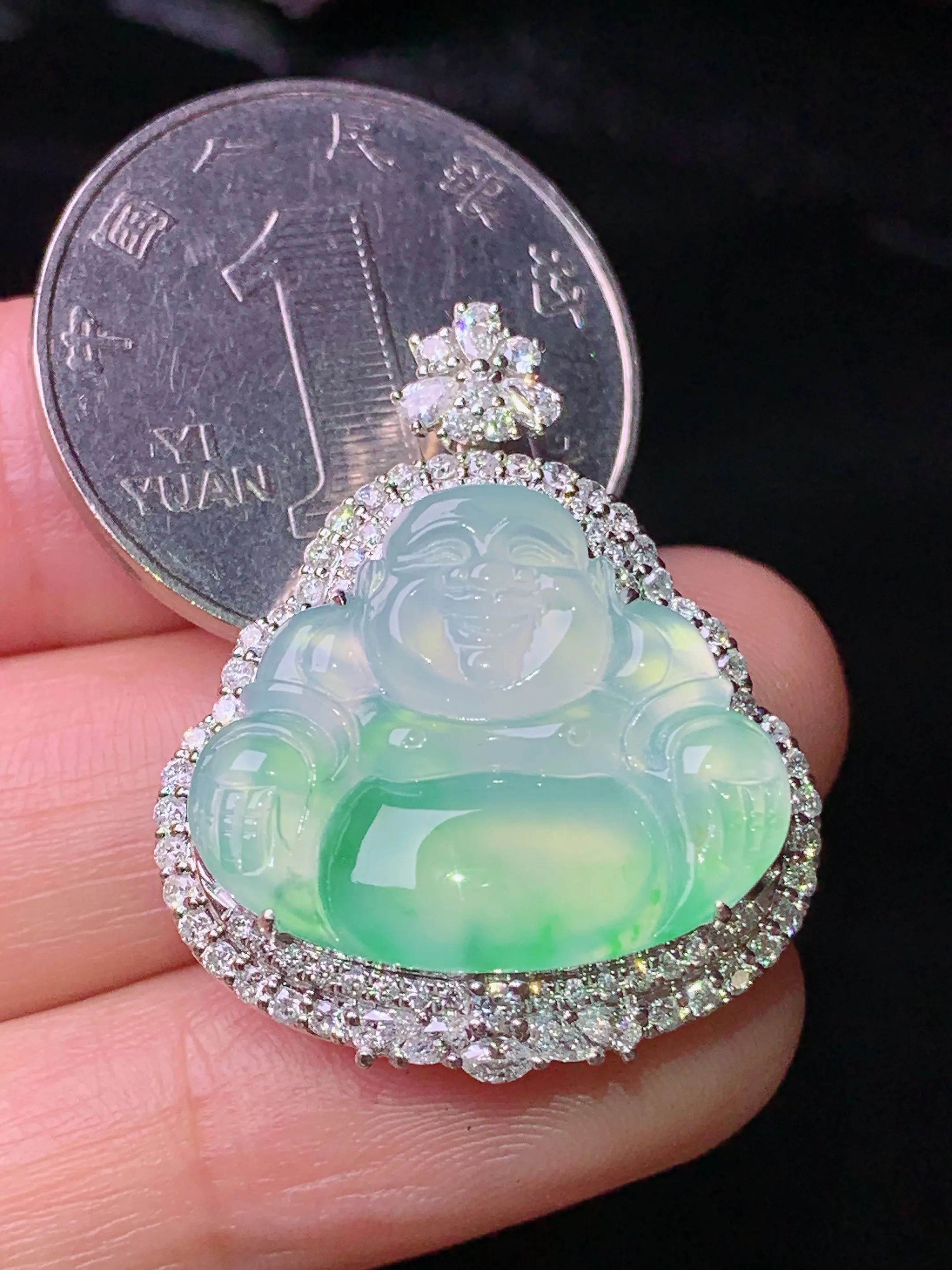 18k金钻镶嵌冰种飘绿佛公吊坠 玉质细腻 色泽清新艳丽 整体尺寸30*24.5*10