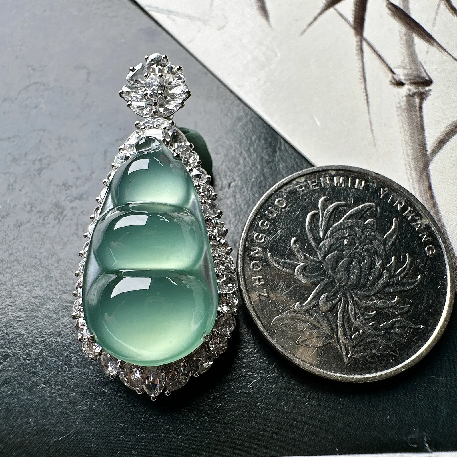 【玻璃种晴蓝福豆吊坠】起钢光，种地上乘，冰感十足，通透起光，饱满圆润，收藏品质，18k金钻镶嵌，裸石尺寸23.9*13.9*6.2毫米