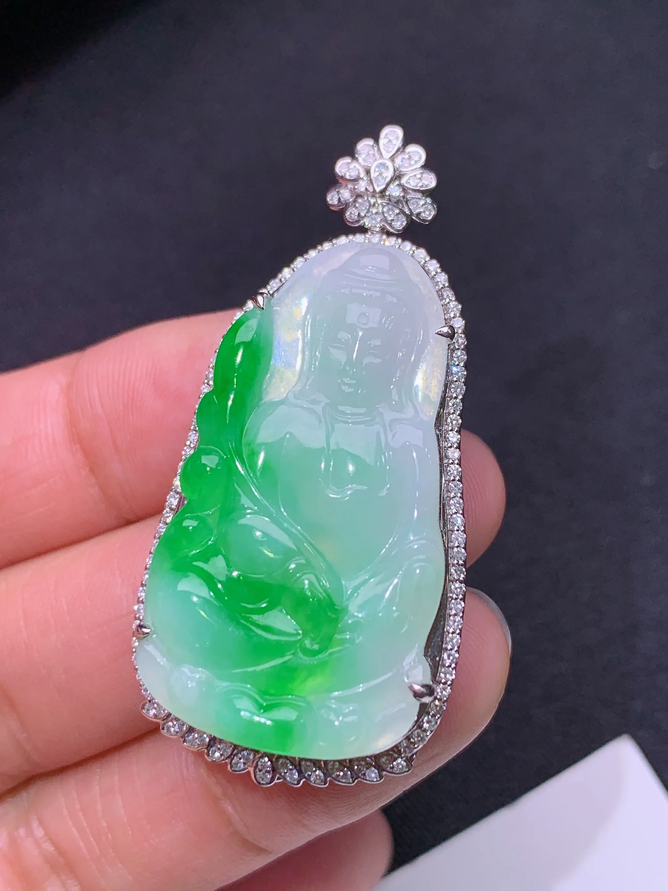 冰飘绿观音吊坠，18k金镶嵌，冰润色阳，玉质细腻，种水足，整体尺寸46.9*22.7*8.3