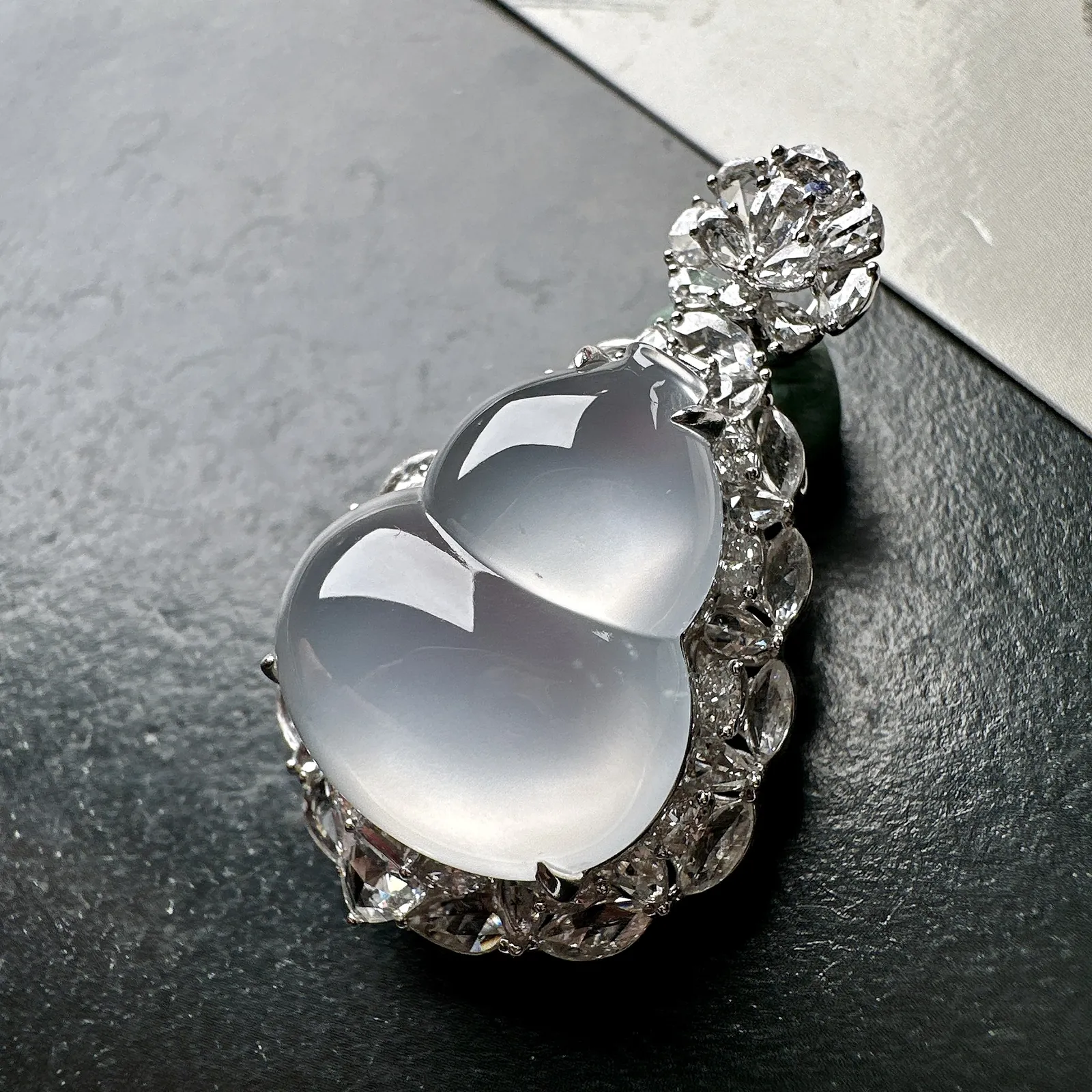 【冰种葫芦吊坠】质地细腻清爽，荧光感强烈，起刚光强烈，18K金钻镶嵌，裸石尺寸20.8*17.3*6.7毫米