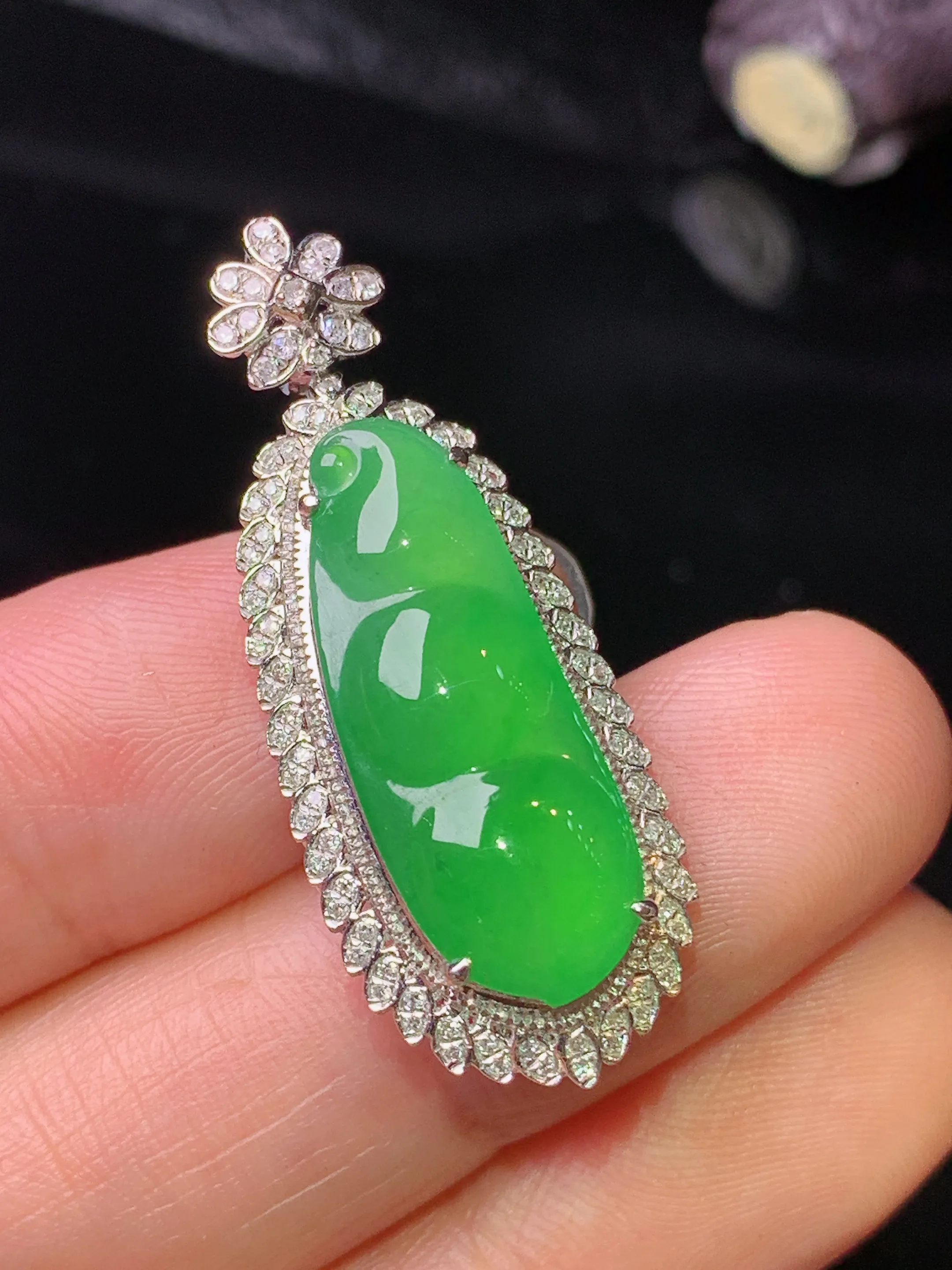 18k金钻镶嵌翠绿四季豆吊坠 玉质细腻 色泽清新艳丽 整体尺寸34.5*13.5*8.2