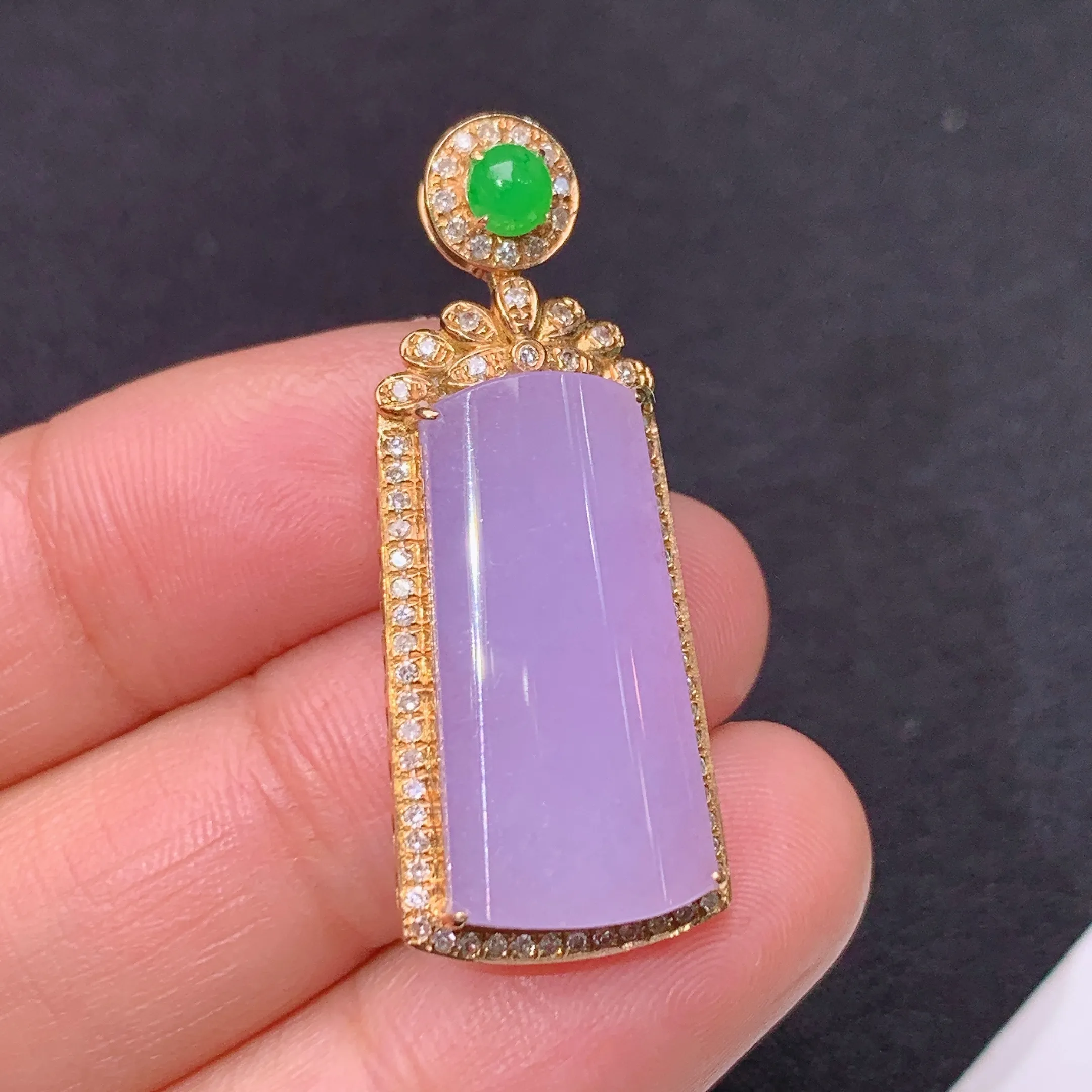 冰紫罗兰无事牌吊坠，18k金镶嵌，温润细腻，颜色鲜艳 整体尺寸35.3*14.1*7