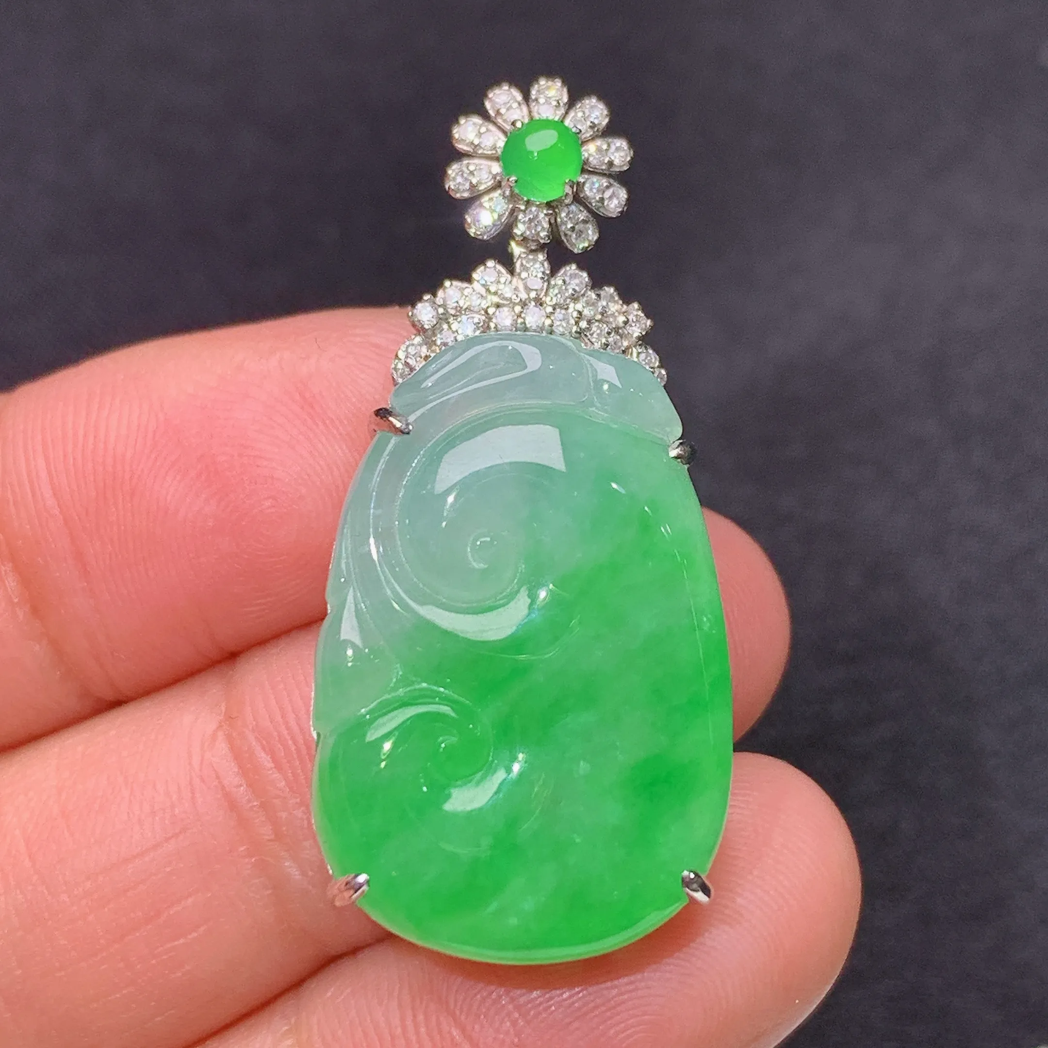 冰飘绿如意吊坠，18k金镶嵌，冰润色阳，玉质细腻，种水足，整体尺寸35.1*16.4*7.9