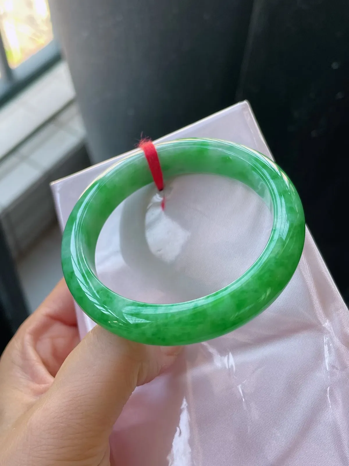 【翡翠名称】老种阳绿53圈口贵妃翡翠手镯
【翡翠尺寸】53-11.8-8.3mm适合50-51正圈口佩戴
【翡翠描述】缅甸天然翡翠A货，种老水足，玉质细腻，色泽靓丽，性价比高，佩戴效果好！