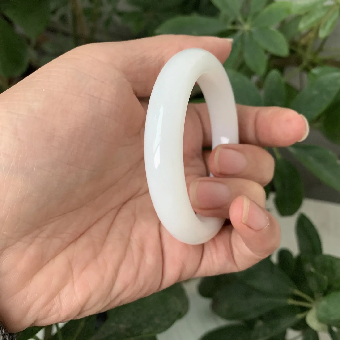 55圈口和田玉羊脂白手镯【挽间柔情】，和田玉55圈白玉手镯，镯型古朴典雅。在诗情画意的雨巷相遇，你是我腕间的一抹风情，有你眸有深情.清风荡漾湖间静水，我愿俯身低眉，在烟波涟