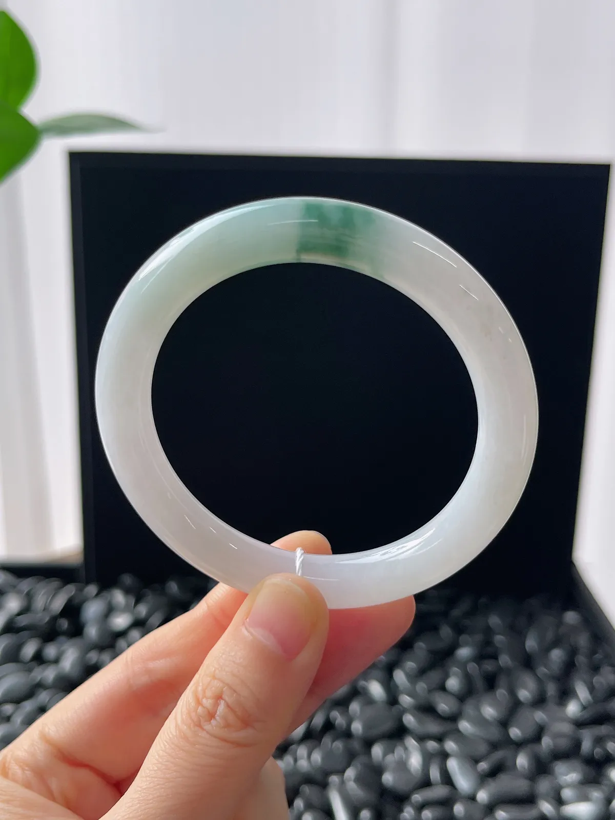 圆镯52.4圈口，翡翠糯化种飘花手镯