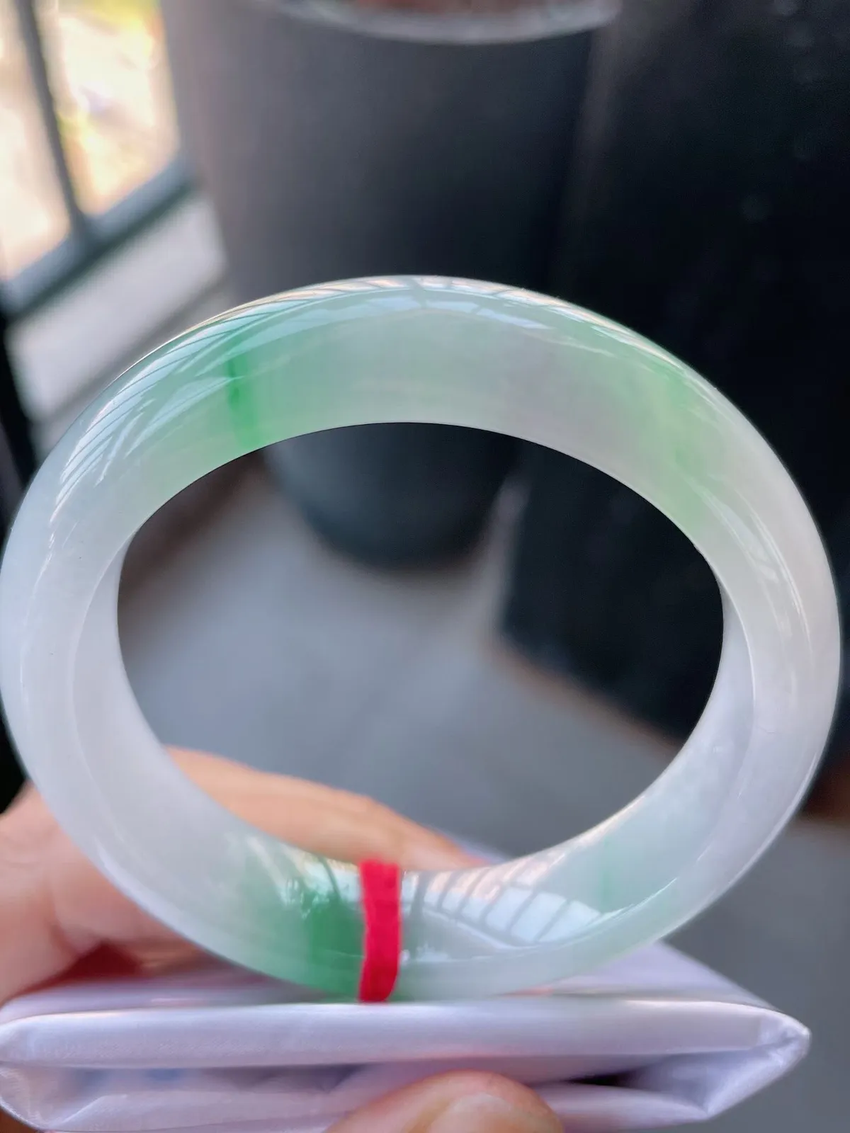 【翡翠名称】老种冰飘绿52正圈口翡翠手镯
【翡翠尺寸】52-13-8.8mm适合51-53正圈口佩戴  宝贝是自然光实拍哈
【翡翠描述】缅甸天然翡翠A货，种老水足，玉质细腻，色泽靓丽，性价比高，佩戴效果好！