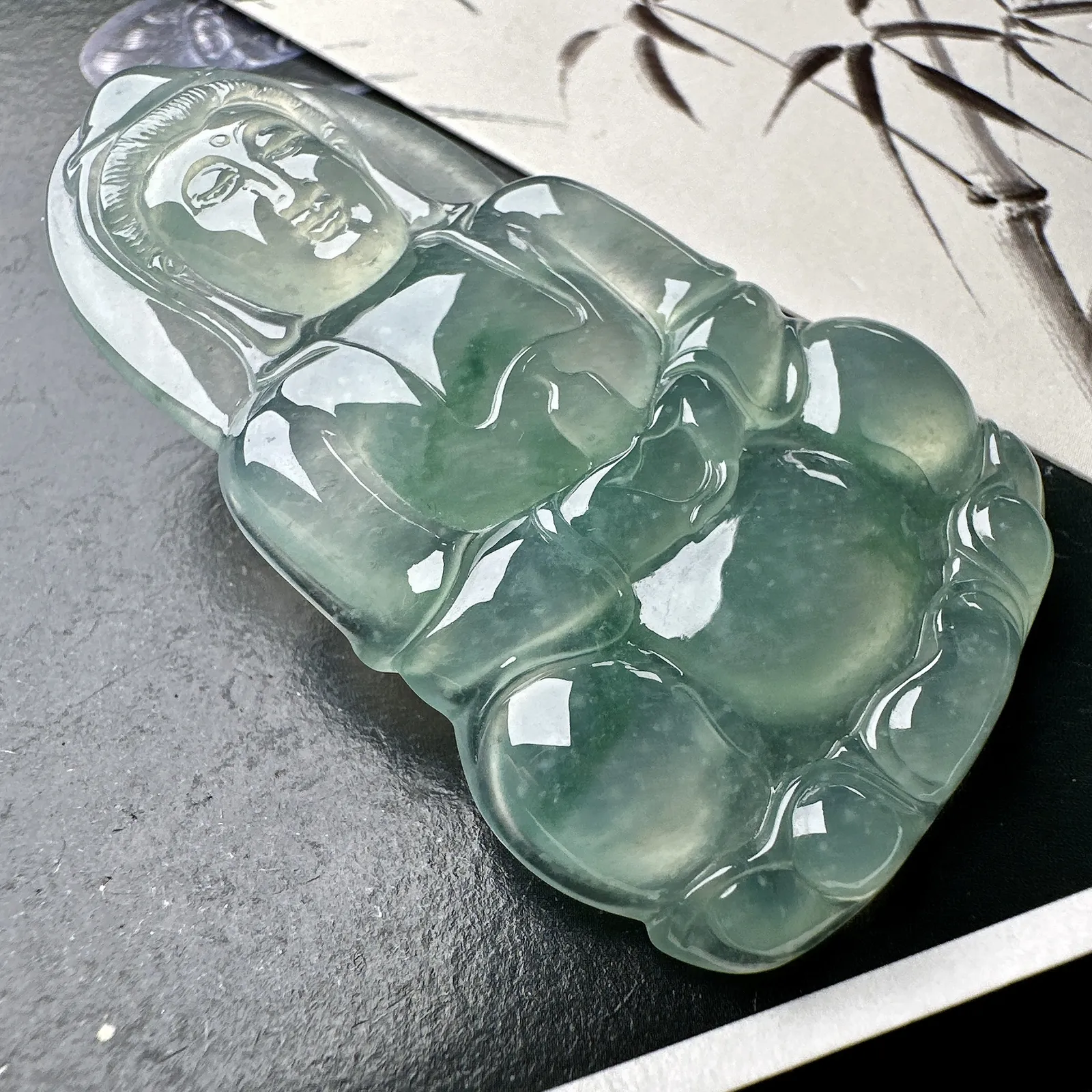 【冰种飘花正装观音】质地细腻，通透度上佳，冰感十足，适合佩戴