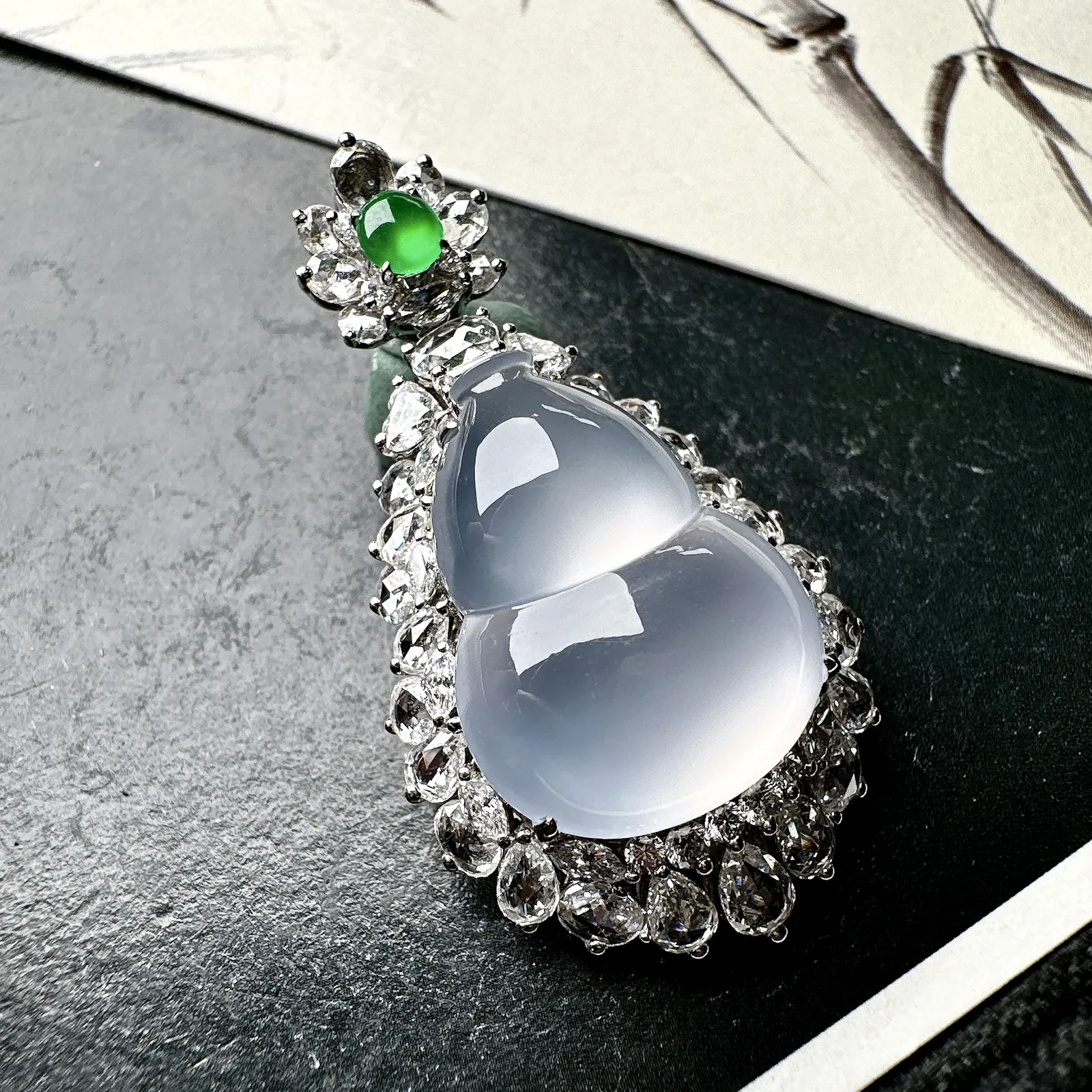 【冰种葫芦吊坠】质地细腻清爽，荧光感强烈，起刚光强烈，18K金钻镶嵌，裸石尺寸19.8*15.3*6.1毫米