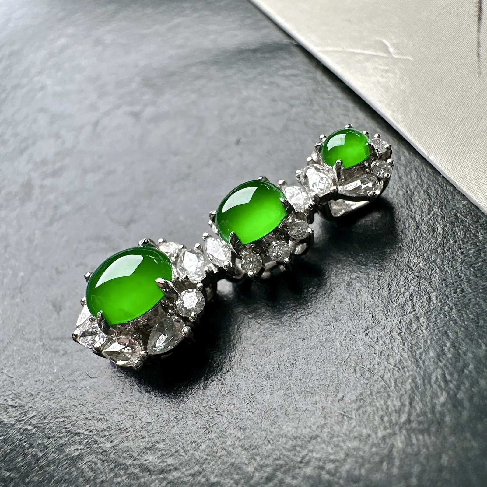 【冰绿蛋吊坠】三颗同料镶嵌款吊坠，质地细腻，种水上乘，通透闪亮，晶莹剔透。阳绿色泽，18K金钻精美镶嵌，裸石尺寸6.1*5.4*3毫米