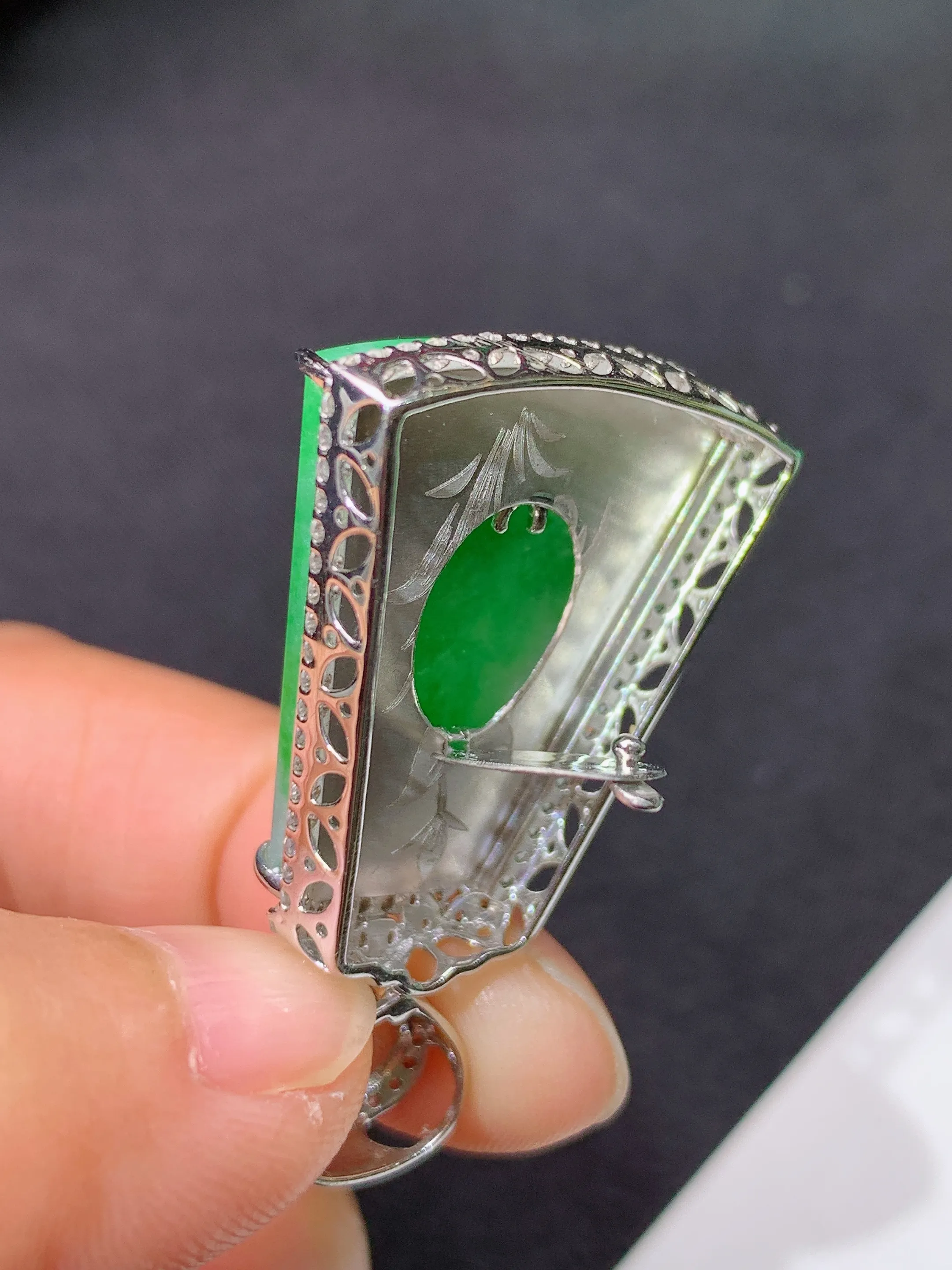 冰阳绿无事牌吊坠，18k金镶嵌，冰润色阳，种老水足，整体尺寸38.4*24.2*8.1