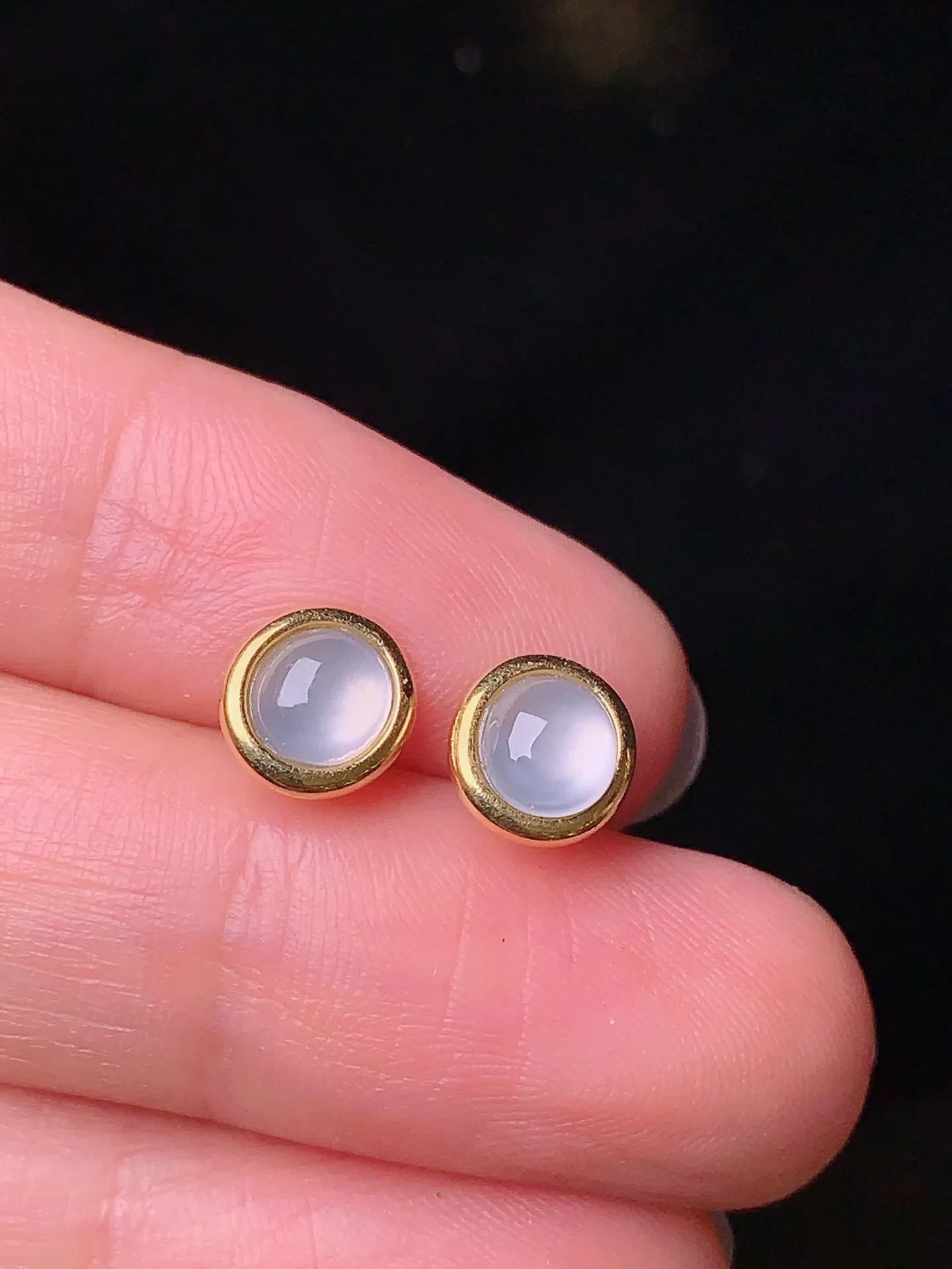 18k金镶嵌冰种蛋面耳钉 玉质细腻 色泽清新  整体尺寸7.2*6.8*3.8