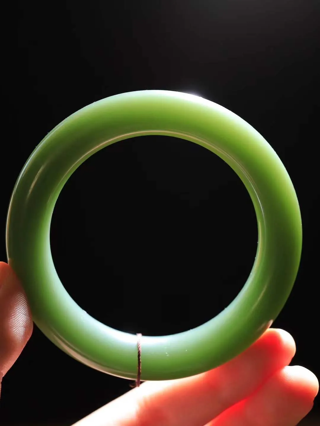 【碧色荡漾·手镯】

收藏级️和田玉碧玉圆条手镯，玉质细腻温润，手感舒适，️线条流畅，简约大气，美自天成，佩戴于腕间，婉约之美，举手投足间透出那份低调奢华，醉人心扉。重53.5克 内径圈口57.5mm尺寸12-12mm FDL-771103032