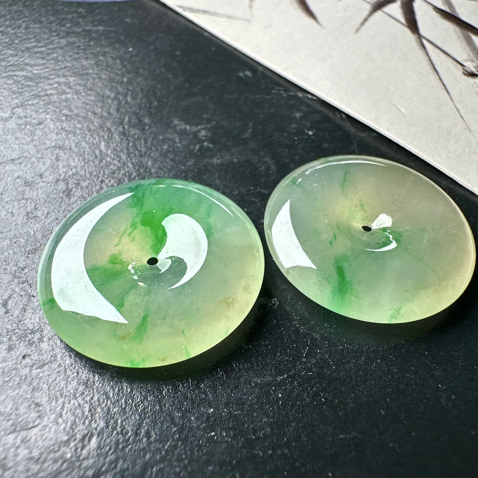 【冰种黄加绿平安扣一对】质地细腻，难得的冰润度，难得的好颜色，韵味十足，古色古香