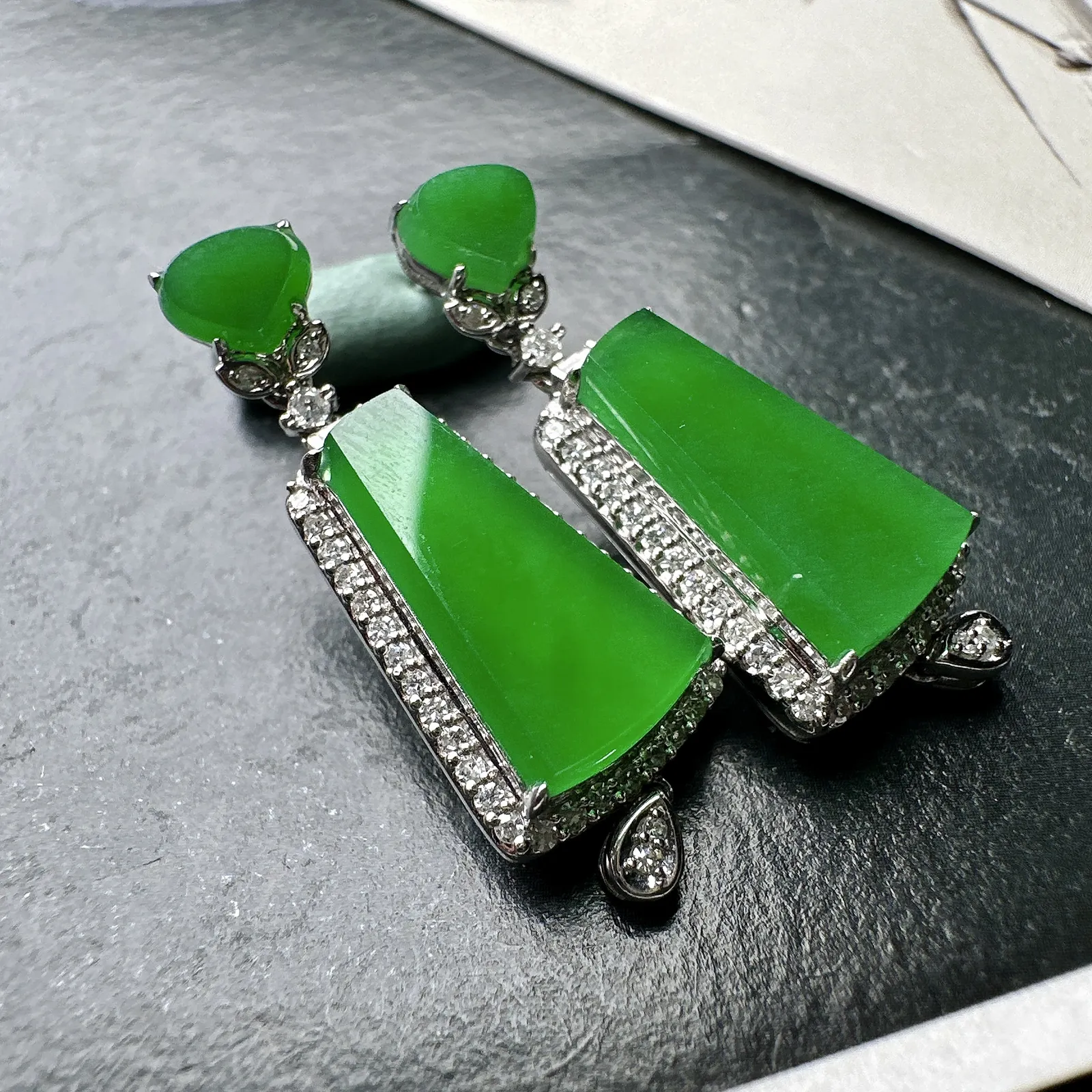 【冰种满绿无事牌耳坠】种水上乘，通透闪亮，晶莹剔透。18K金钻镶嵌，裸石尺寸14.3*8.4*2.8毫米
