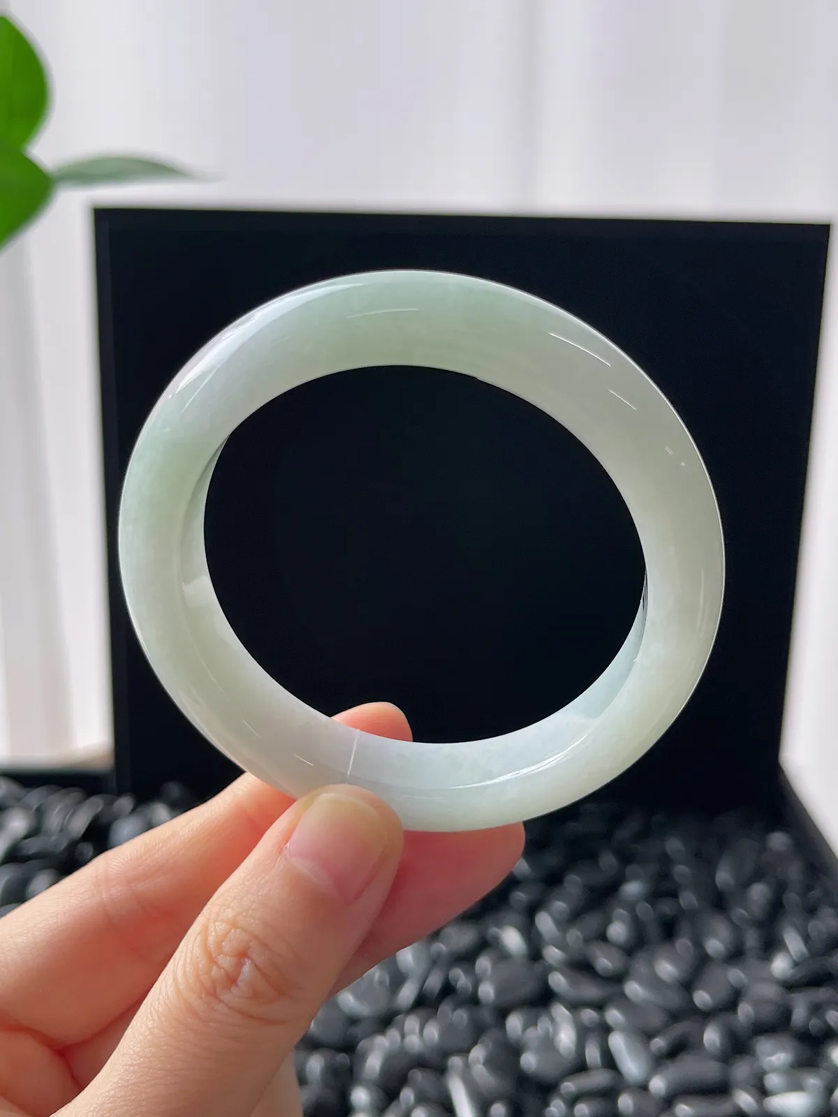 正圈51.7圈口，翡翠糯化种淡绿色手镯