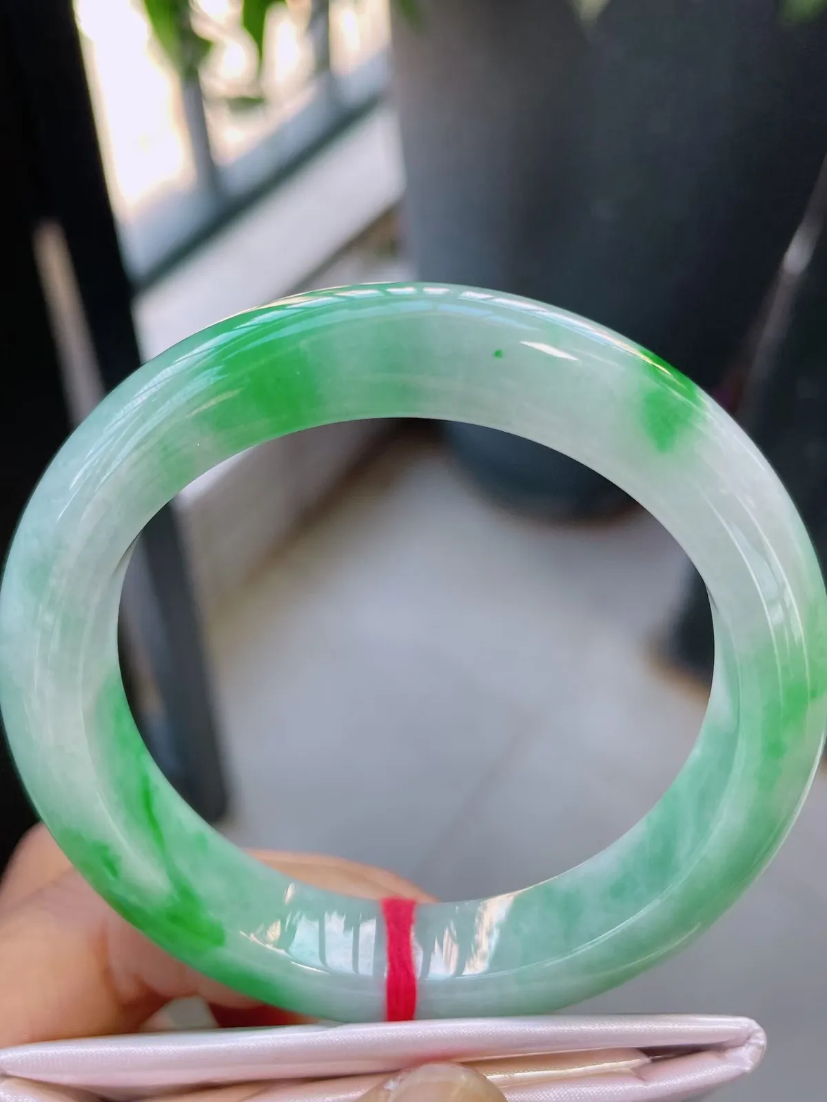 【翡翠名称】老种飘阳绿58正圈口翡翠手镯
【翡翠尺寸】58-12.6-9.8mm适合57-59正圈口佩戴  宝贝是自然光实拍哈
【翡翠描述】缅甸天然翡翠A货，种老水足，玉质细腻，色泽靓丽，性价比高，佩戴效果好！